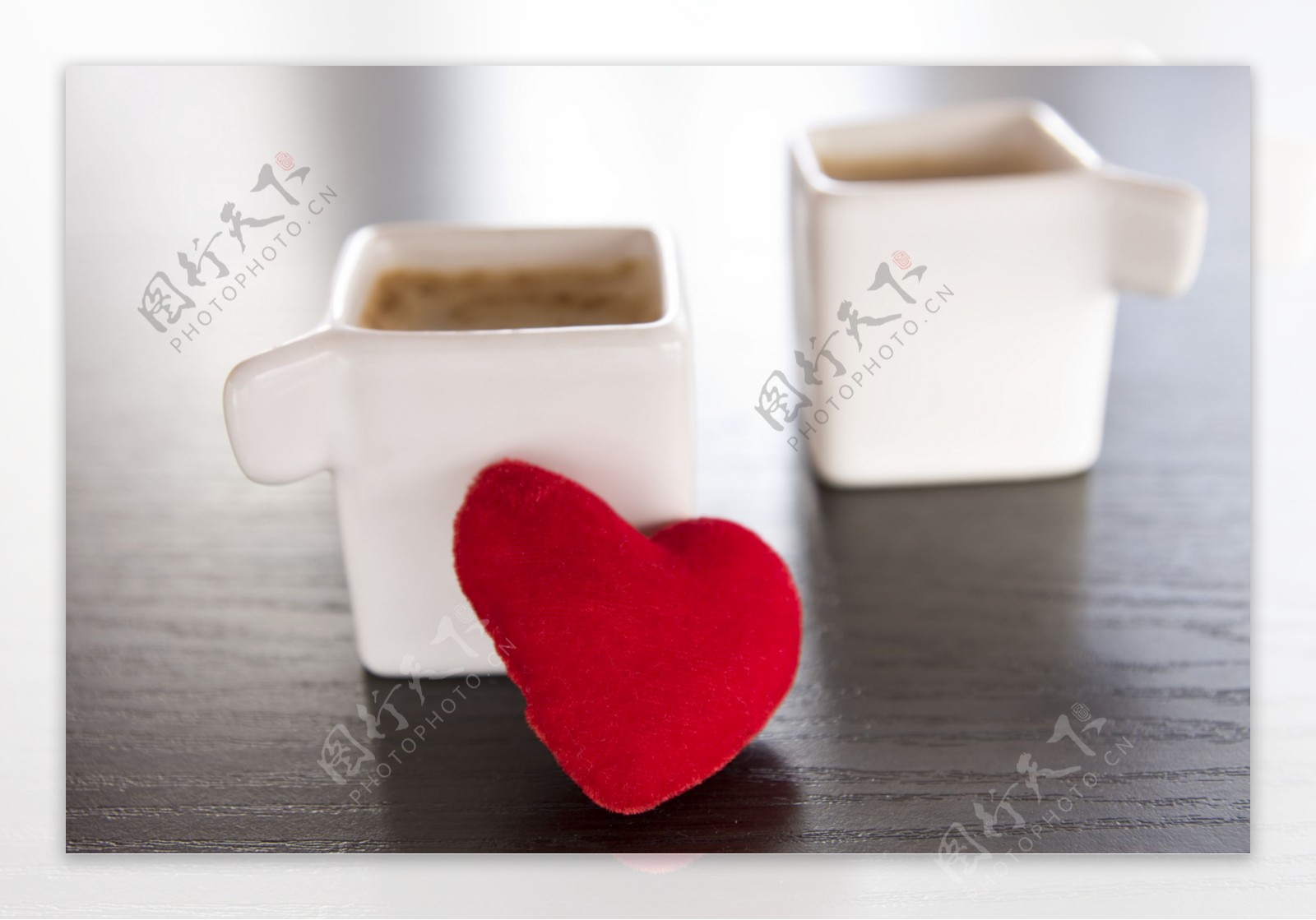桌面上的红心和咖啡杯图片