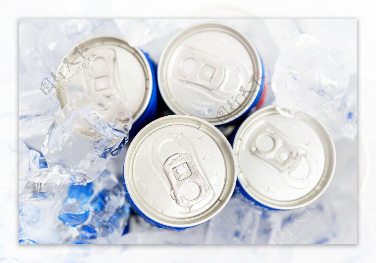 易拉罐啤酒与冰块图片