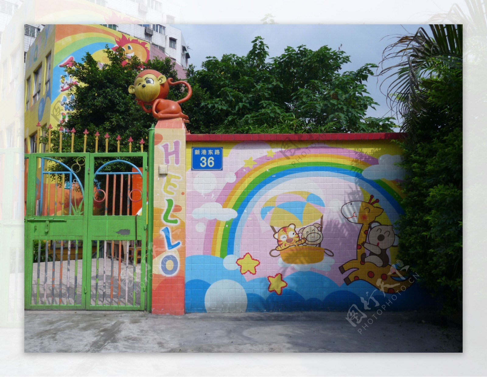 幼儿园的彩虹墙图片