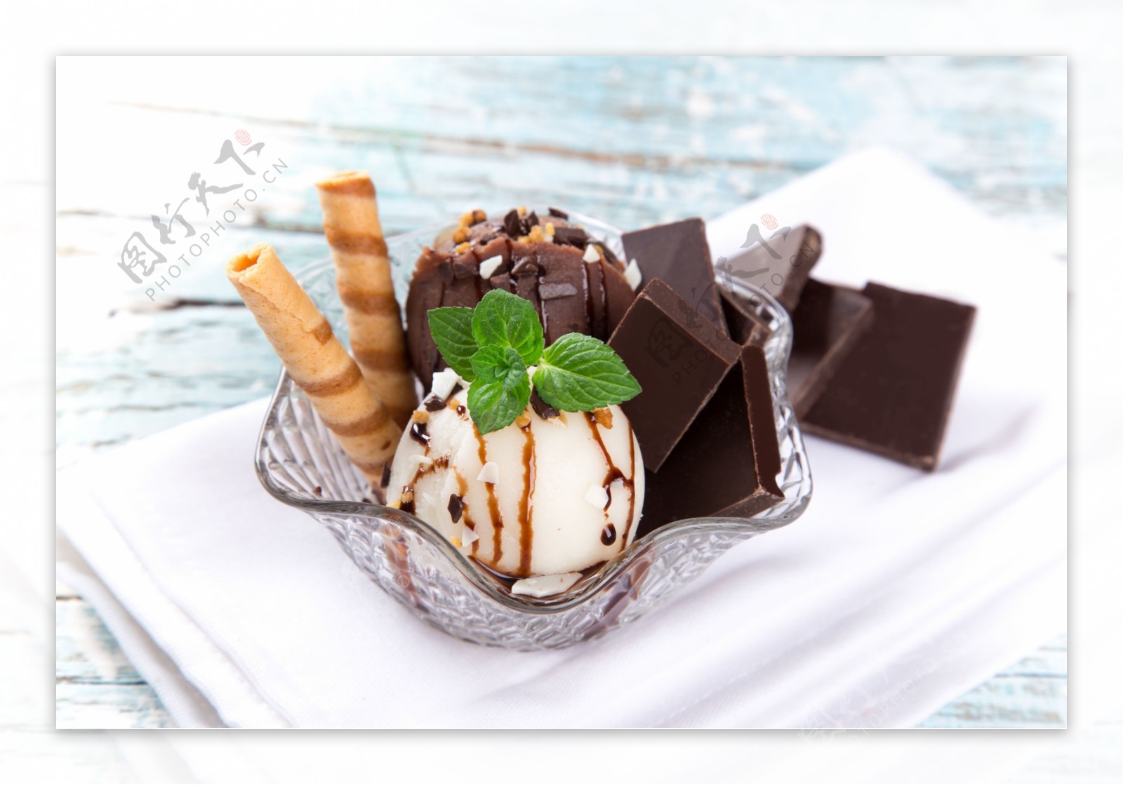 巧克力脆卷冰淇淋图片