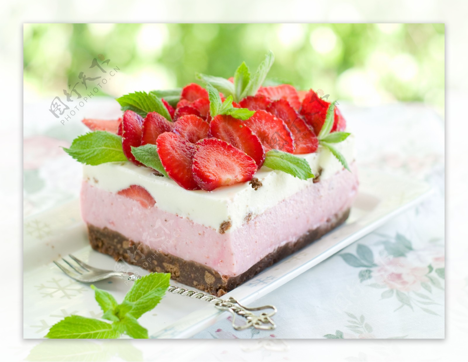一块草莓水果蛋糕图片