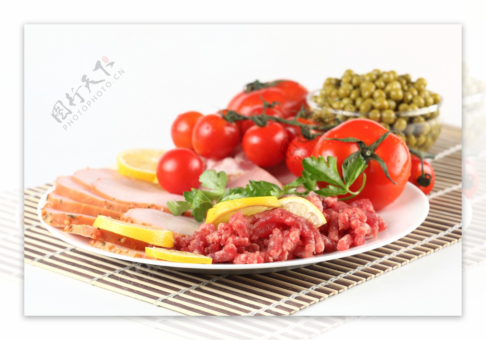 盘子的瘦肉和西红柿图片