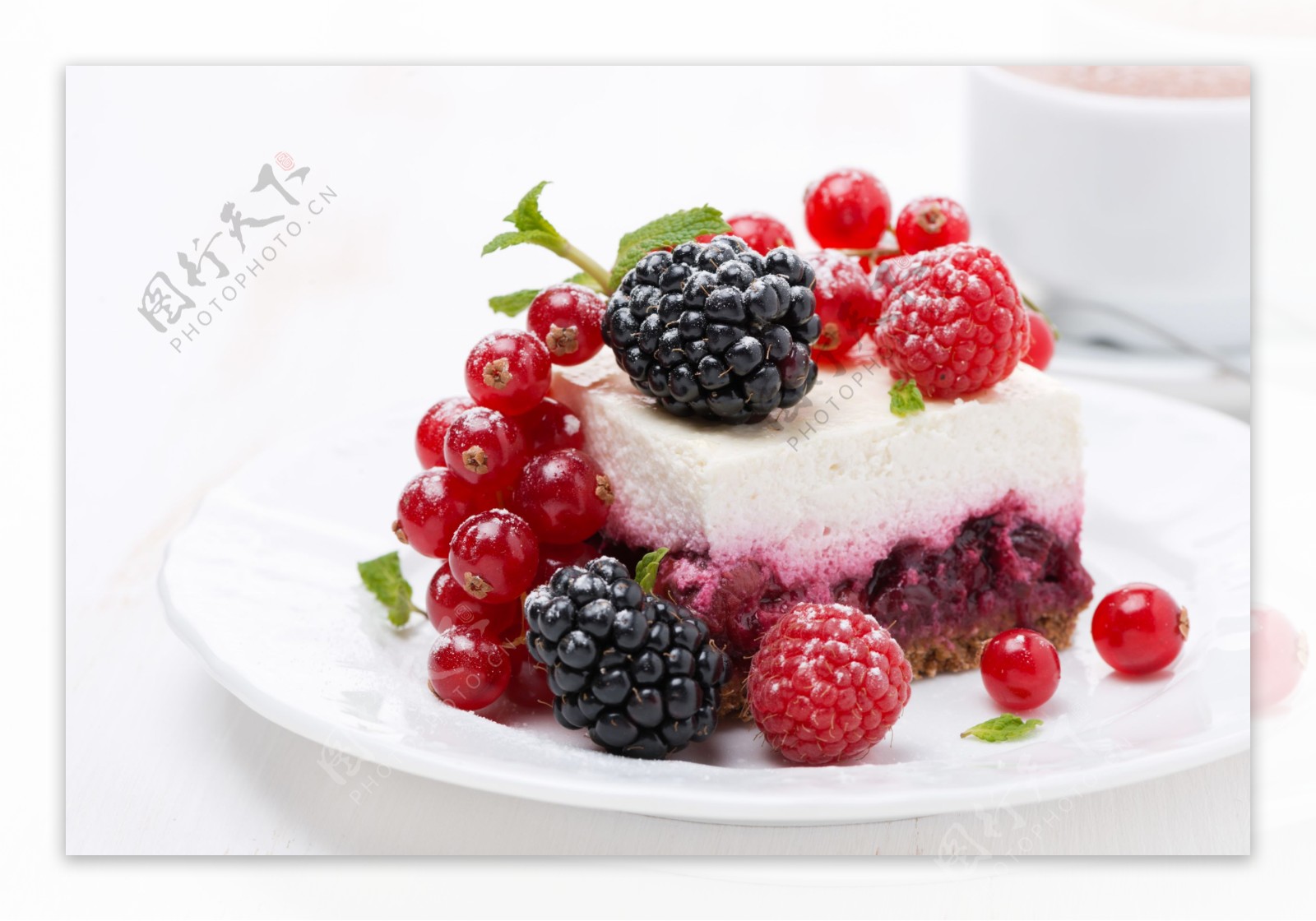 红色果子草莓蛋糕图片