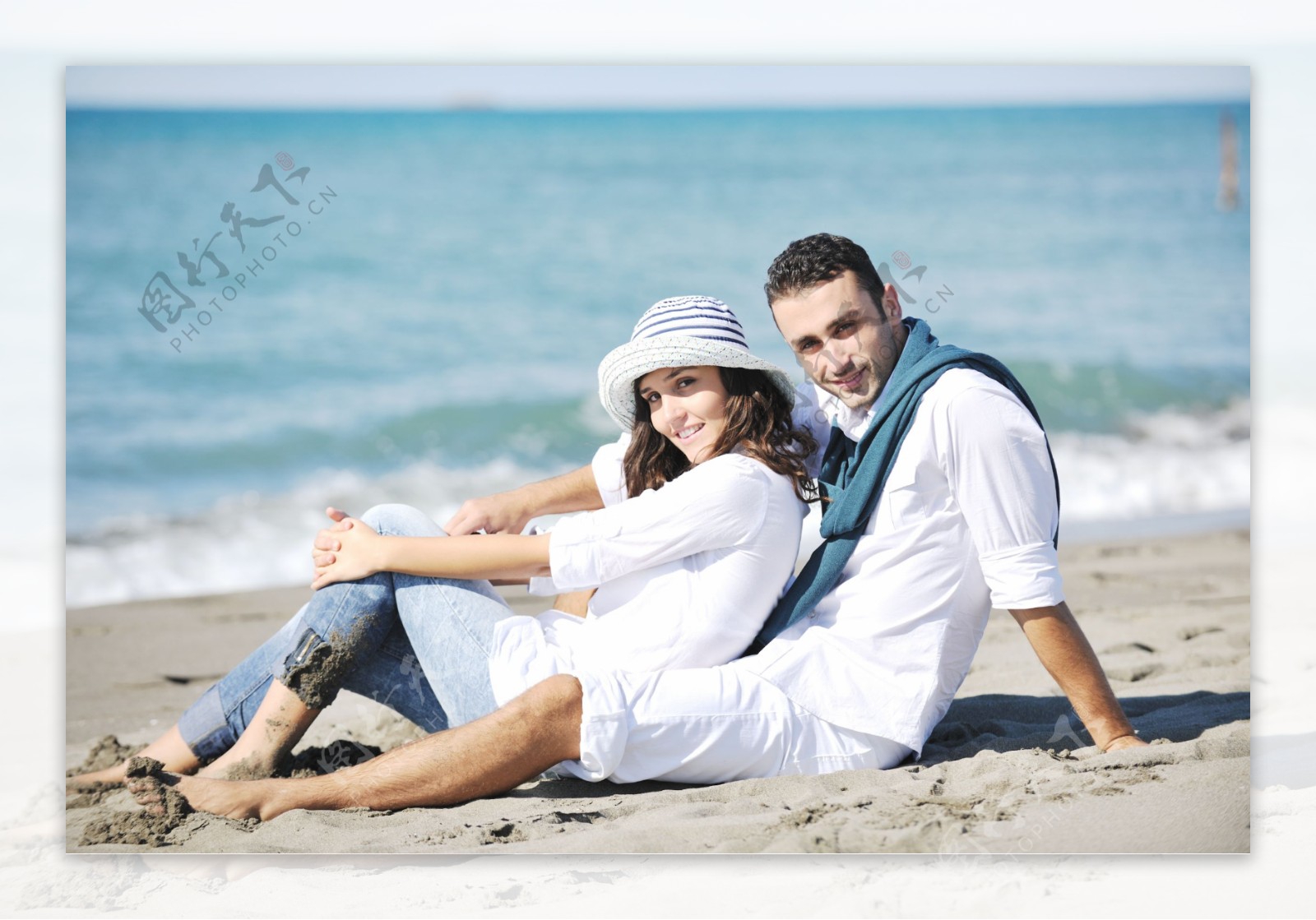 坐在沙滩上的情侣图片