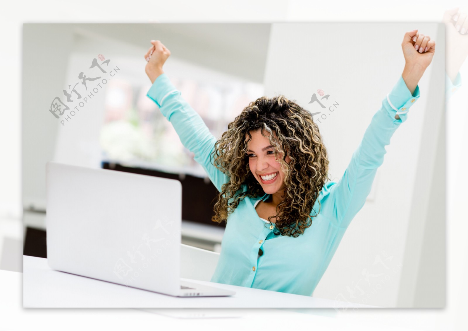 笔记本电脑前举起双手的美女图片