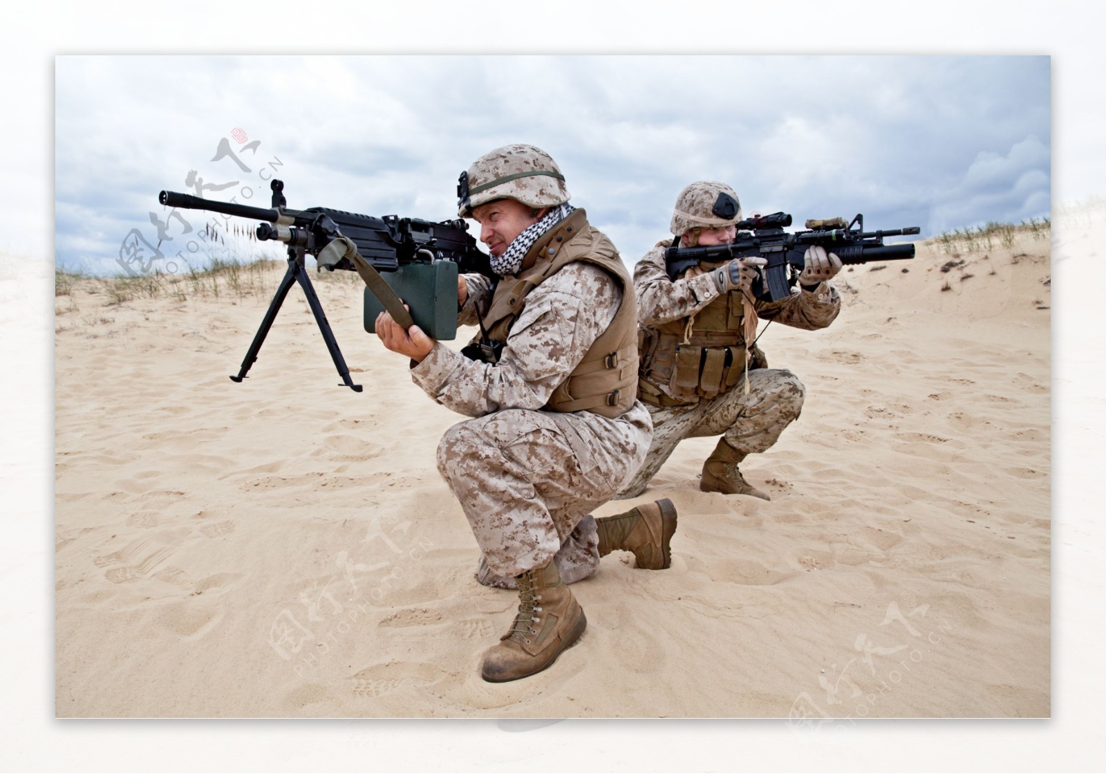 在沙漠里进行演练的士兵图片