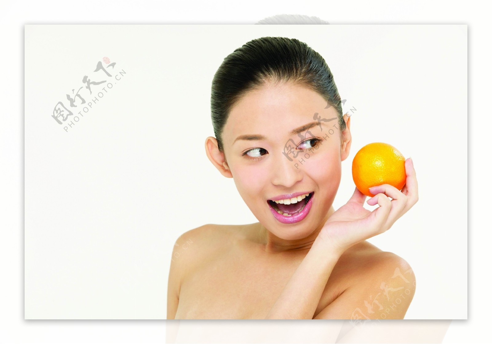 手拿橙子的健康美女图片