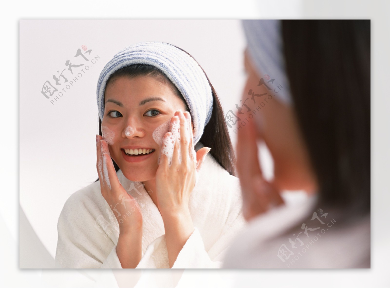 正在洗脸的女人图片