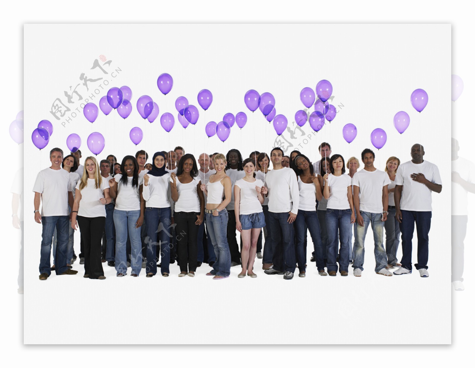手拿紫色气球的人群图片