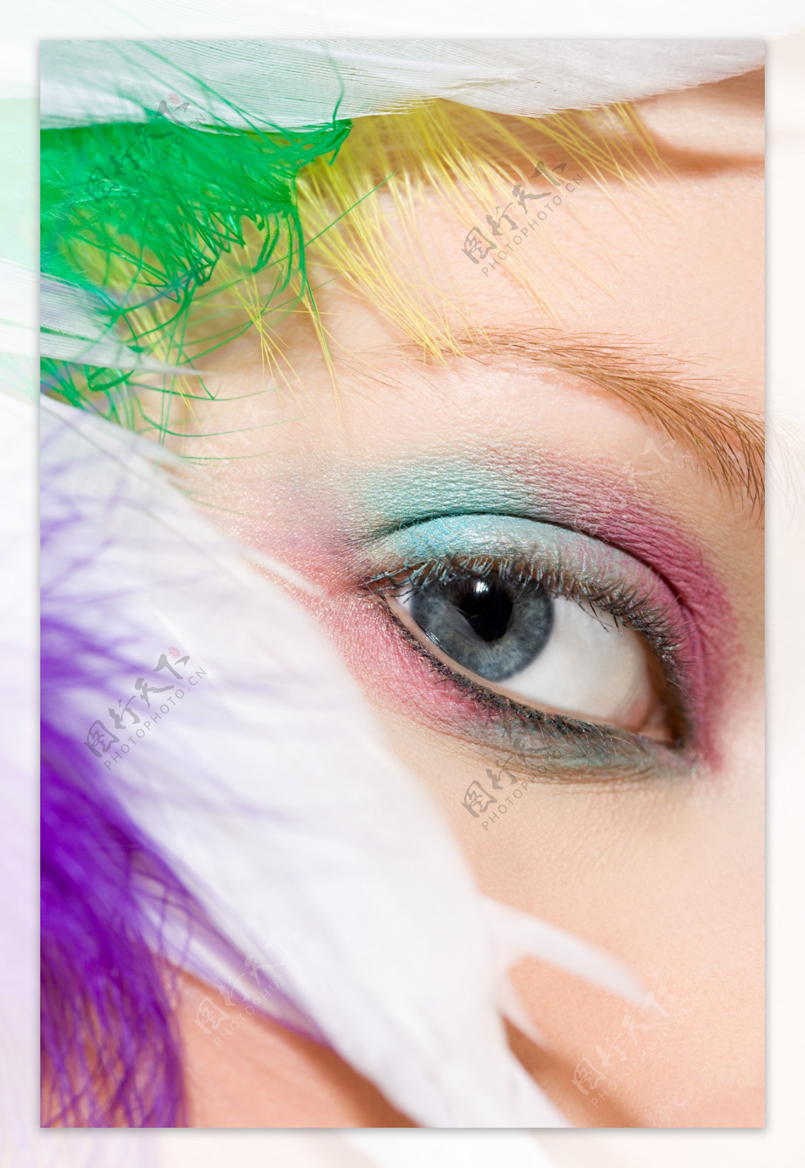 女人脸颊旁的彩色羽毛图片图片