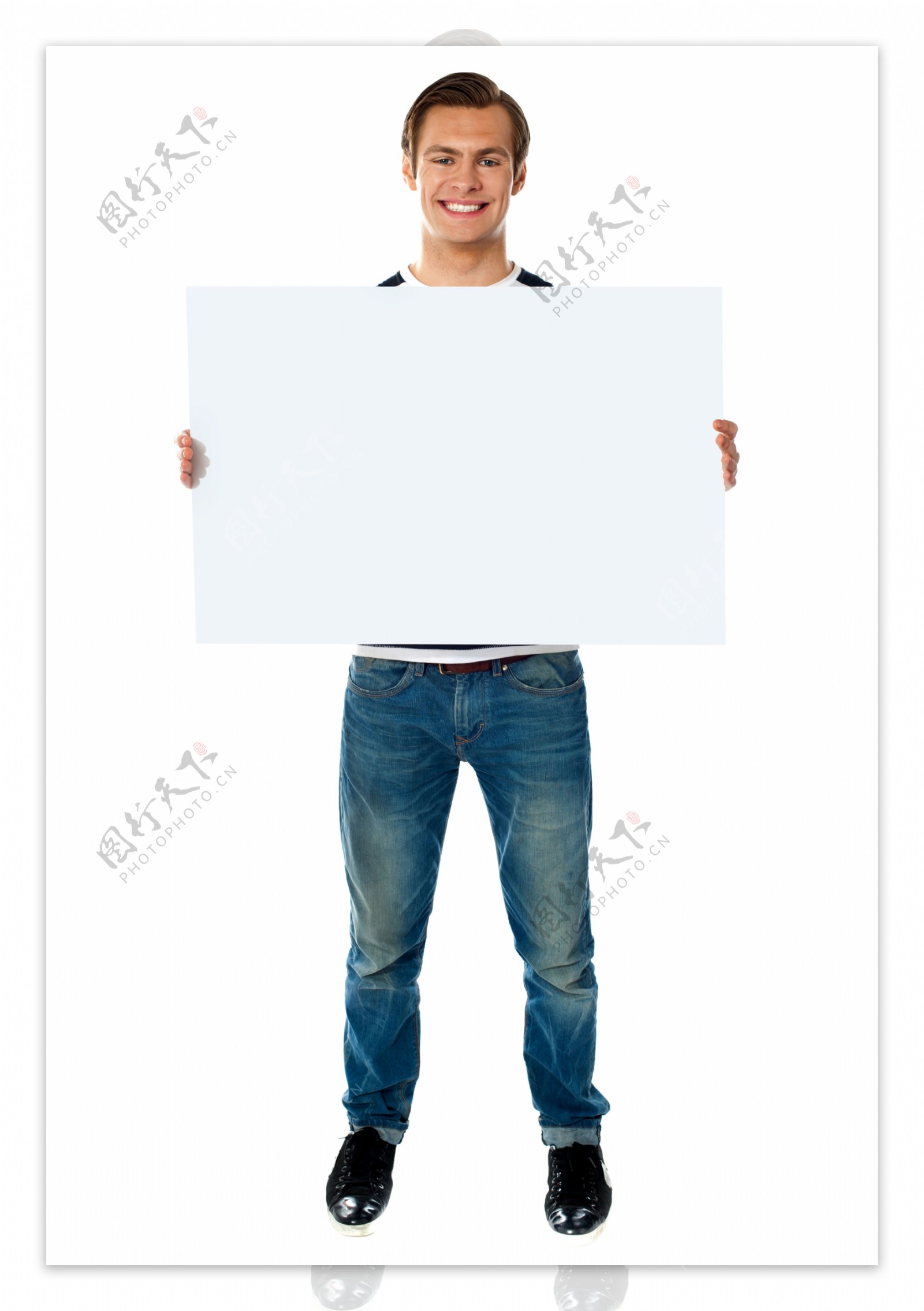抱着白板微笑的男人图片