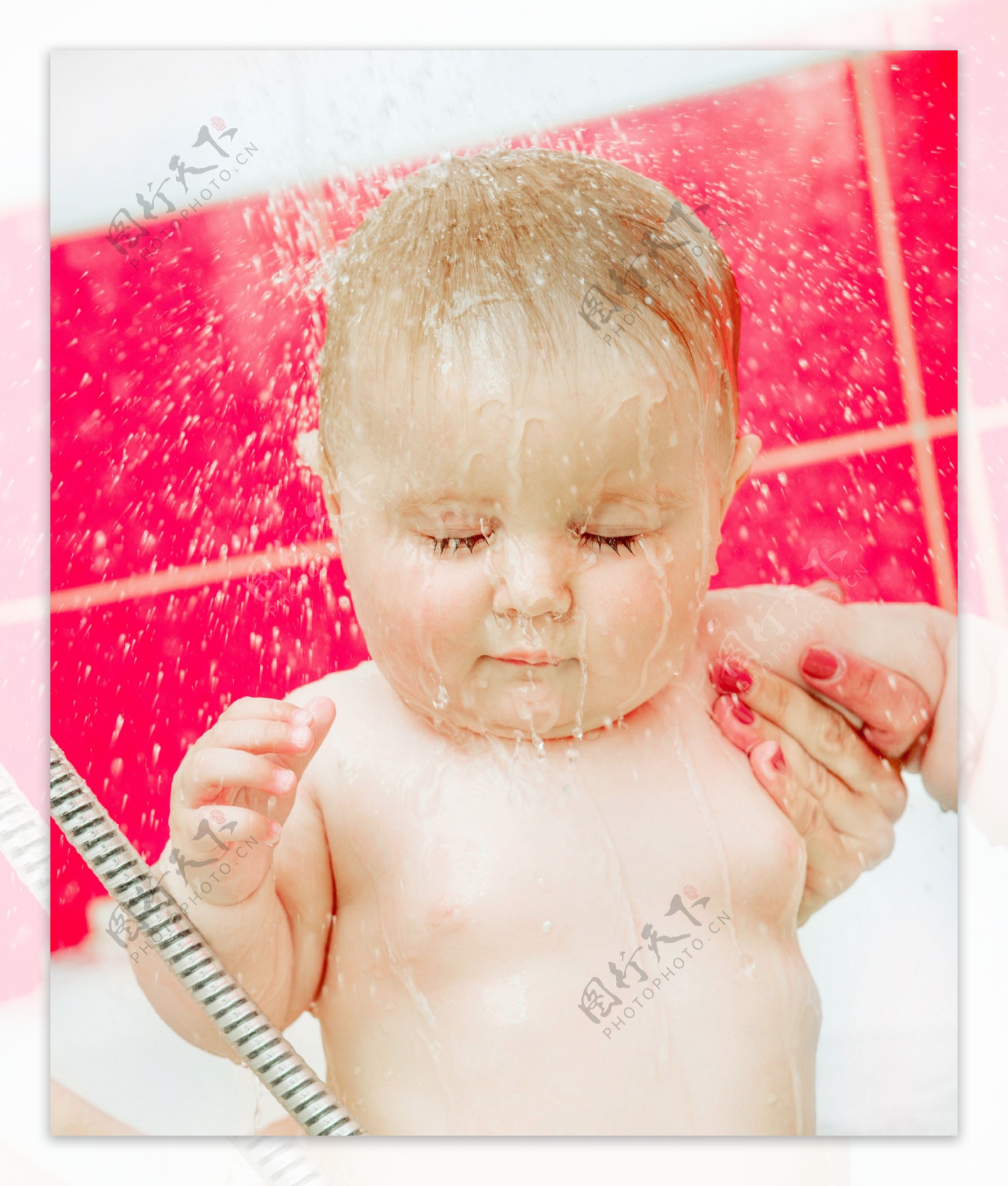 正在洗澡的宝宝图片