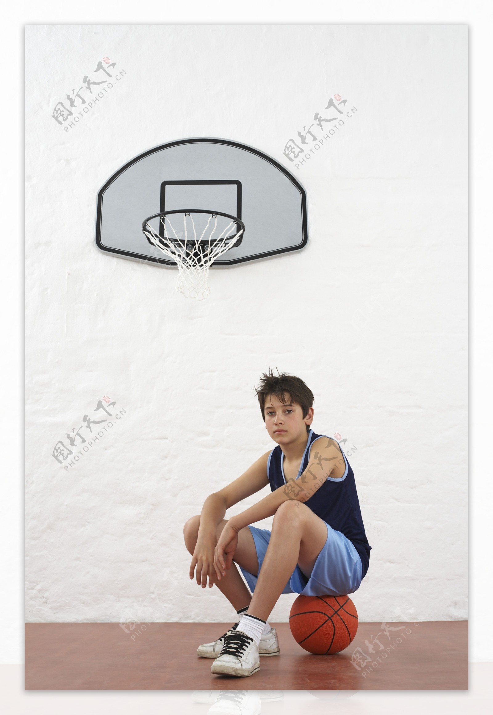 打篮球的外国儿童图片