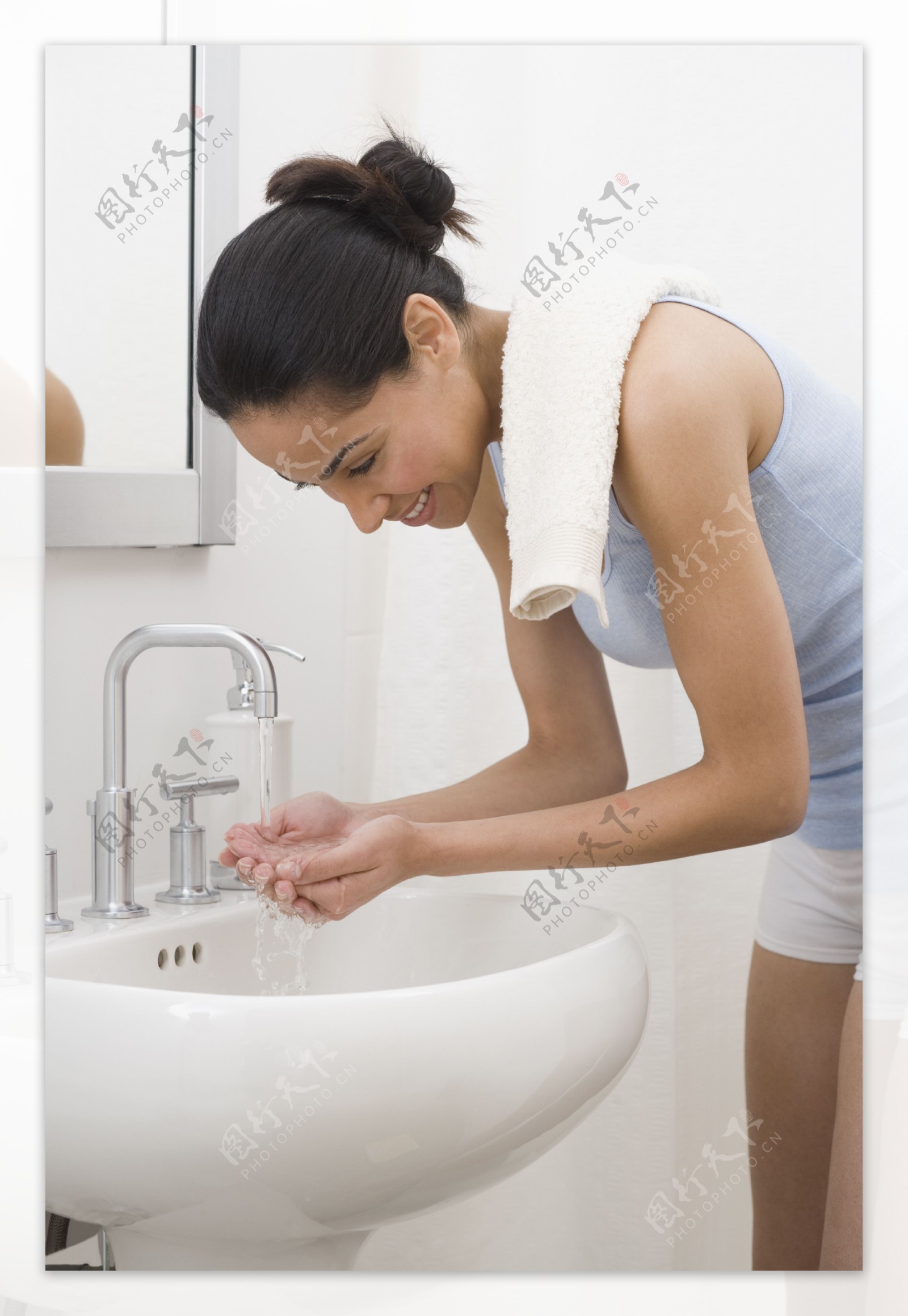 在卫生间洗脸的女人图片