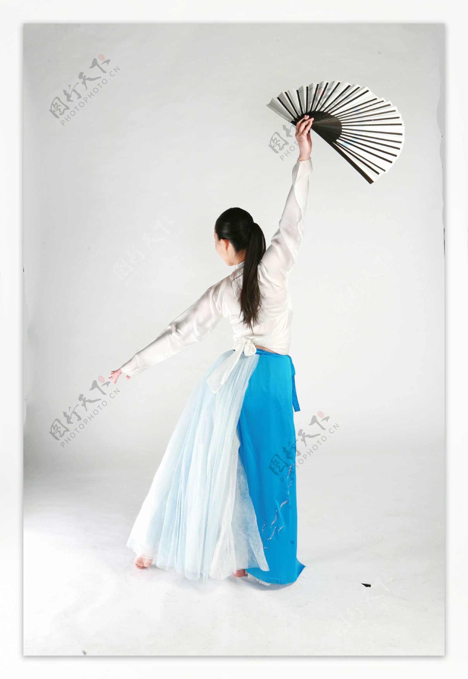 表演优美舞蹈的朝鲜美女图片