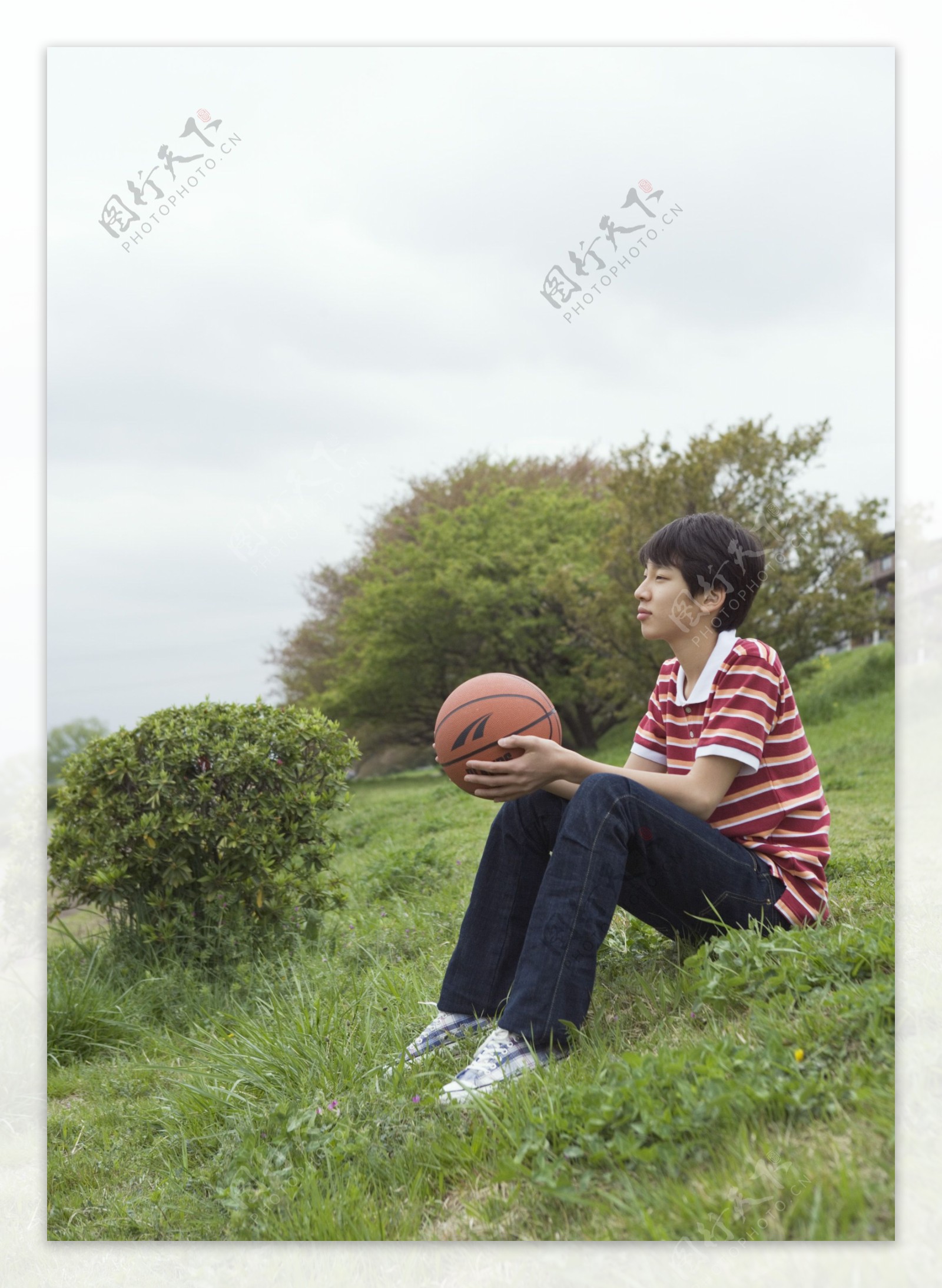 手拿篮球的青年男生图片