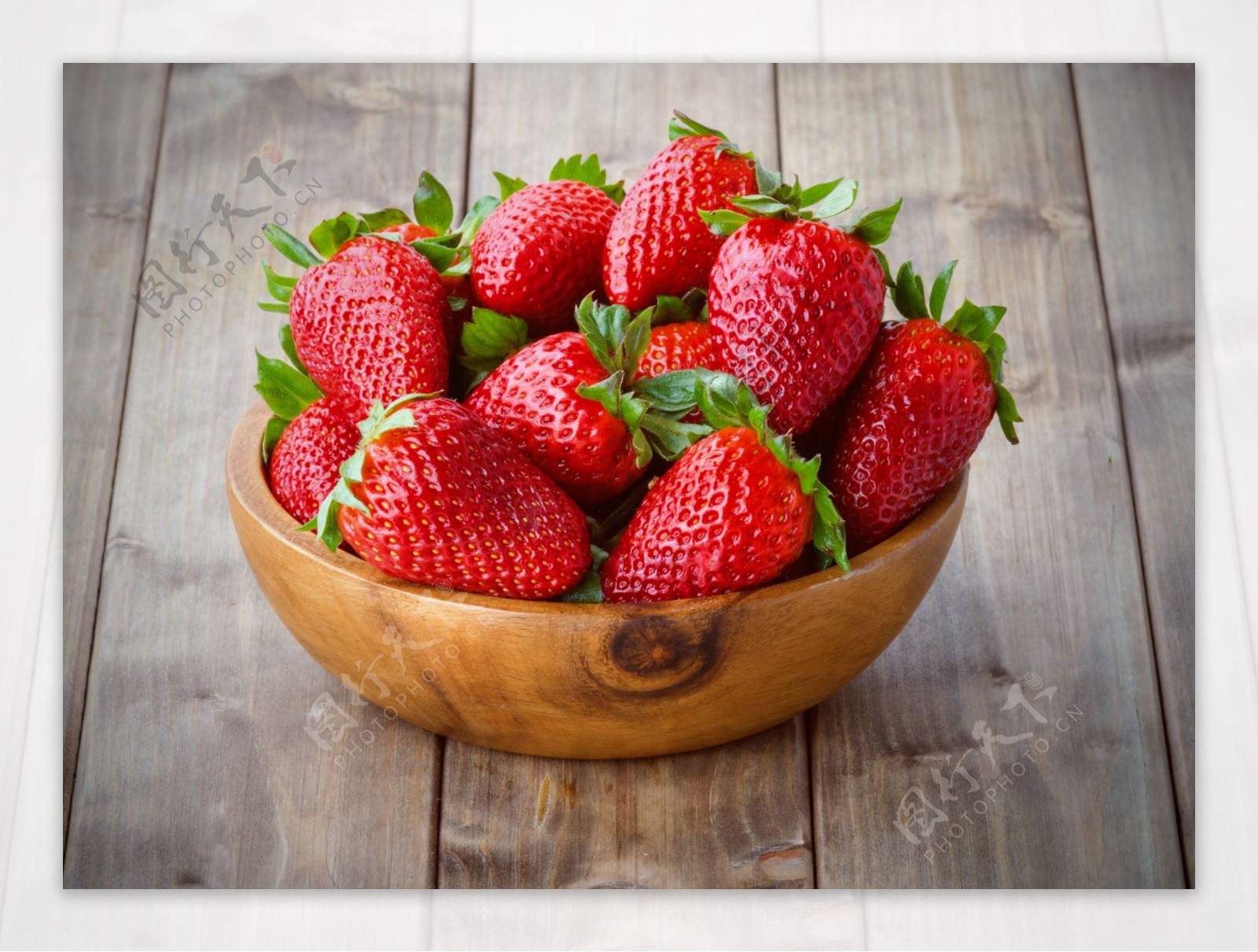 一碗草莓图片