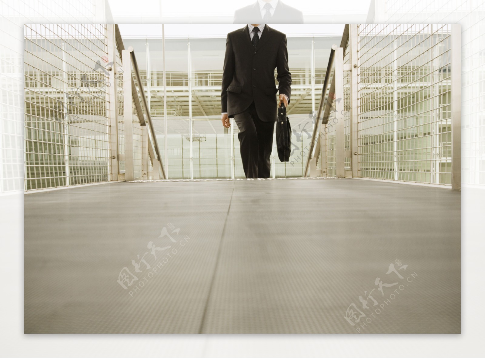 走楼梯的商务男人图片