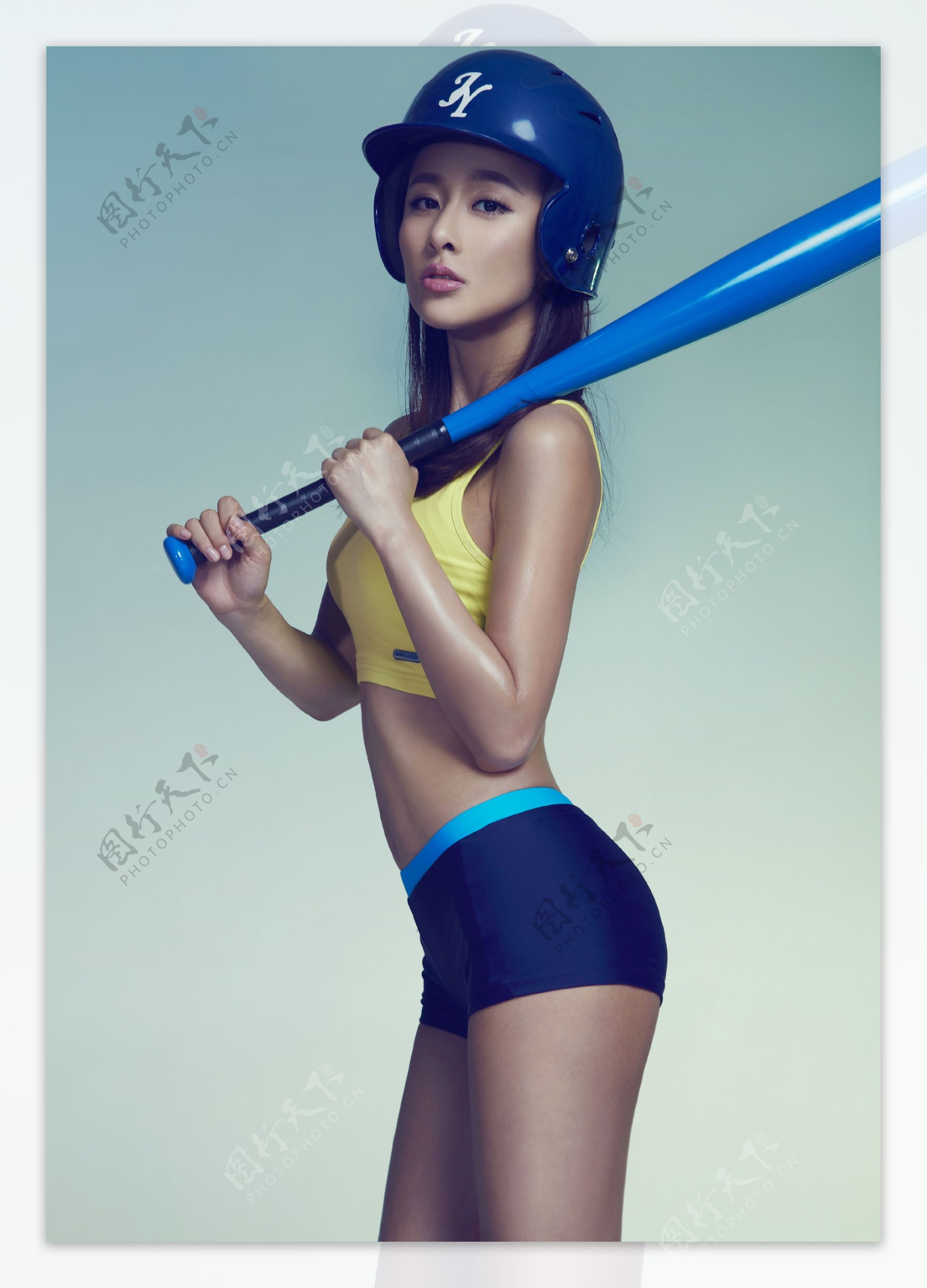 打棒球的美女图片