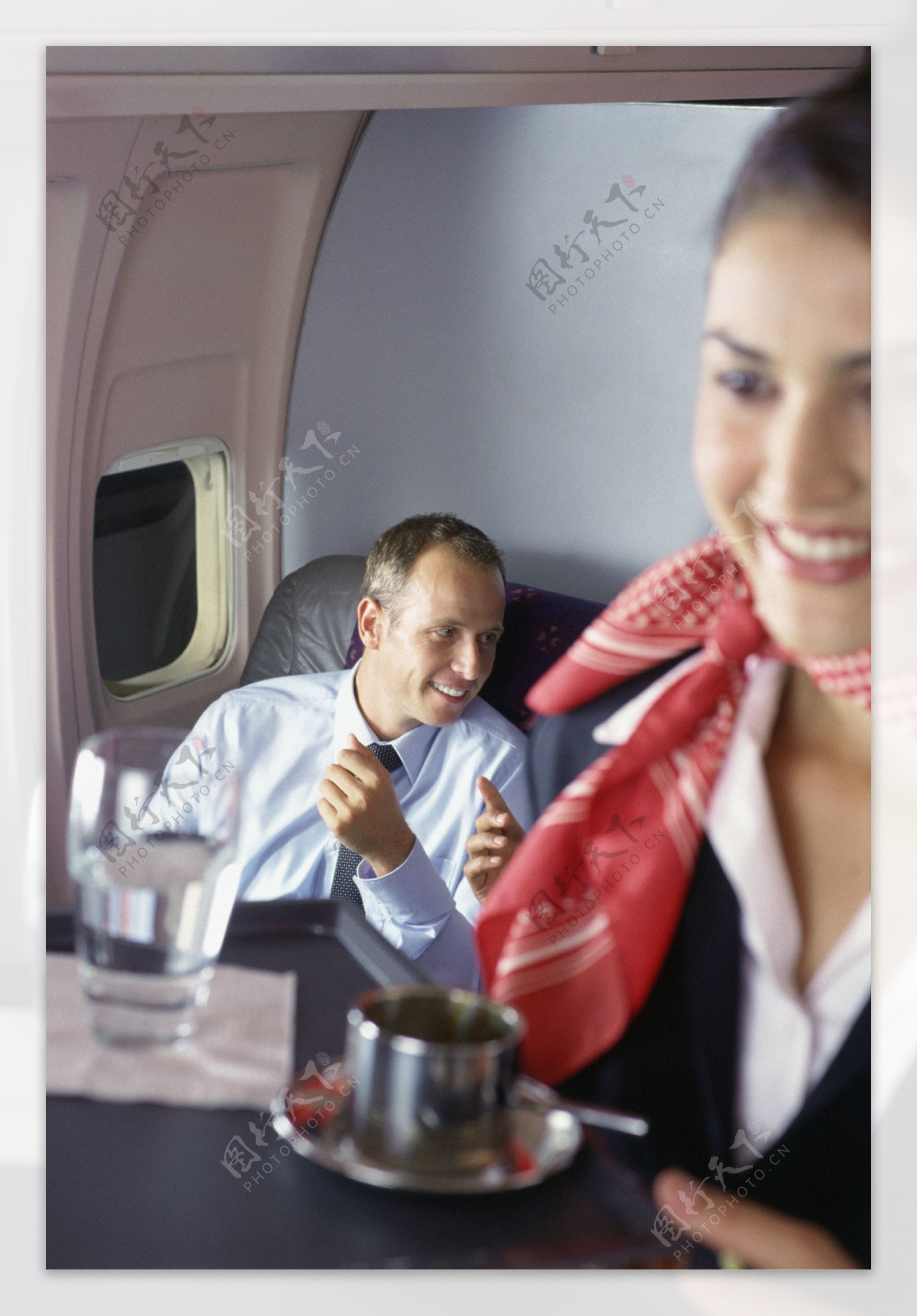 乘飞机的商务男士图片