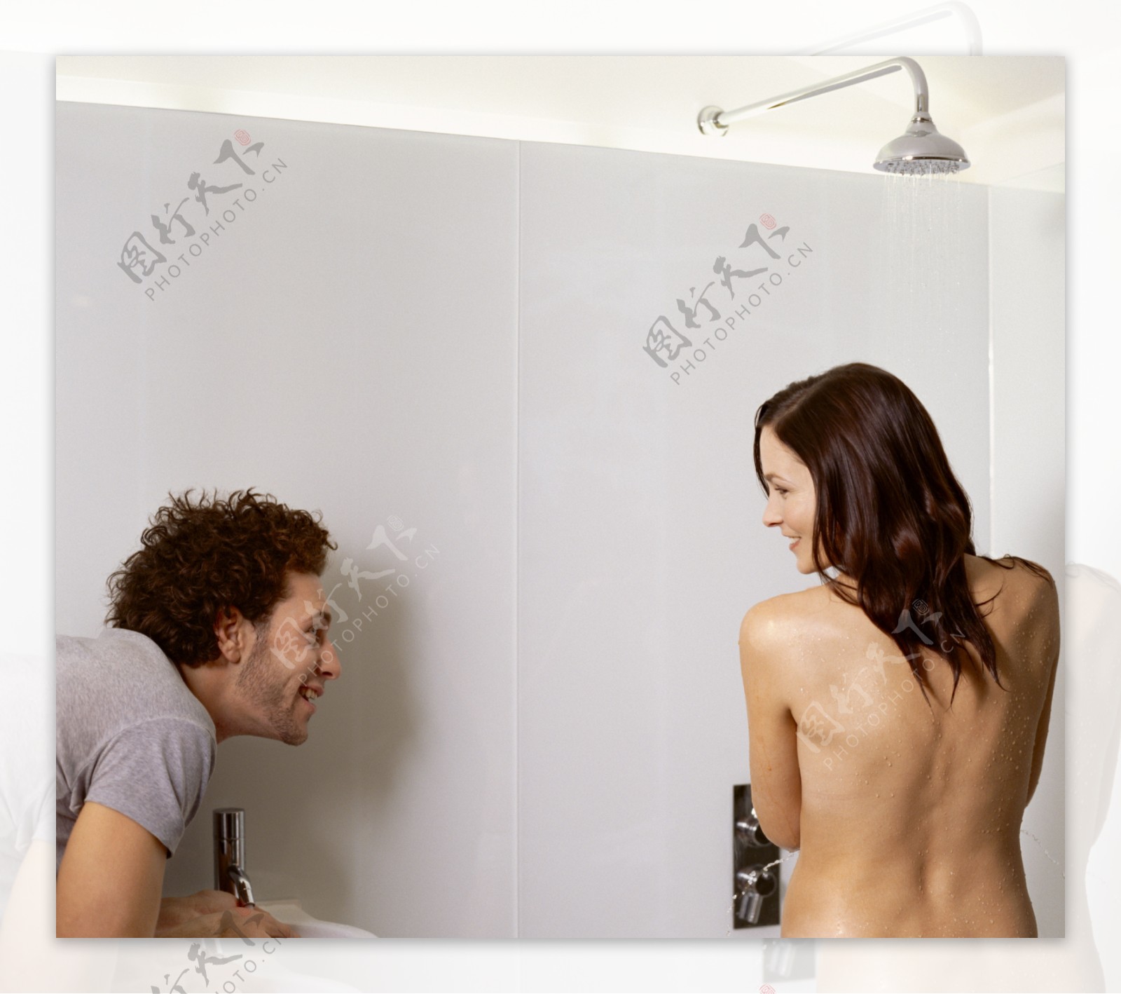浴室里的夫妻摄影图片