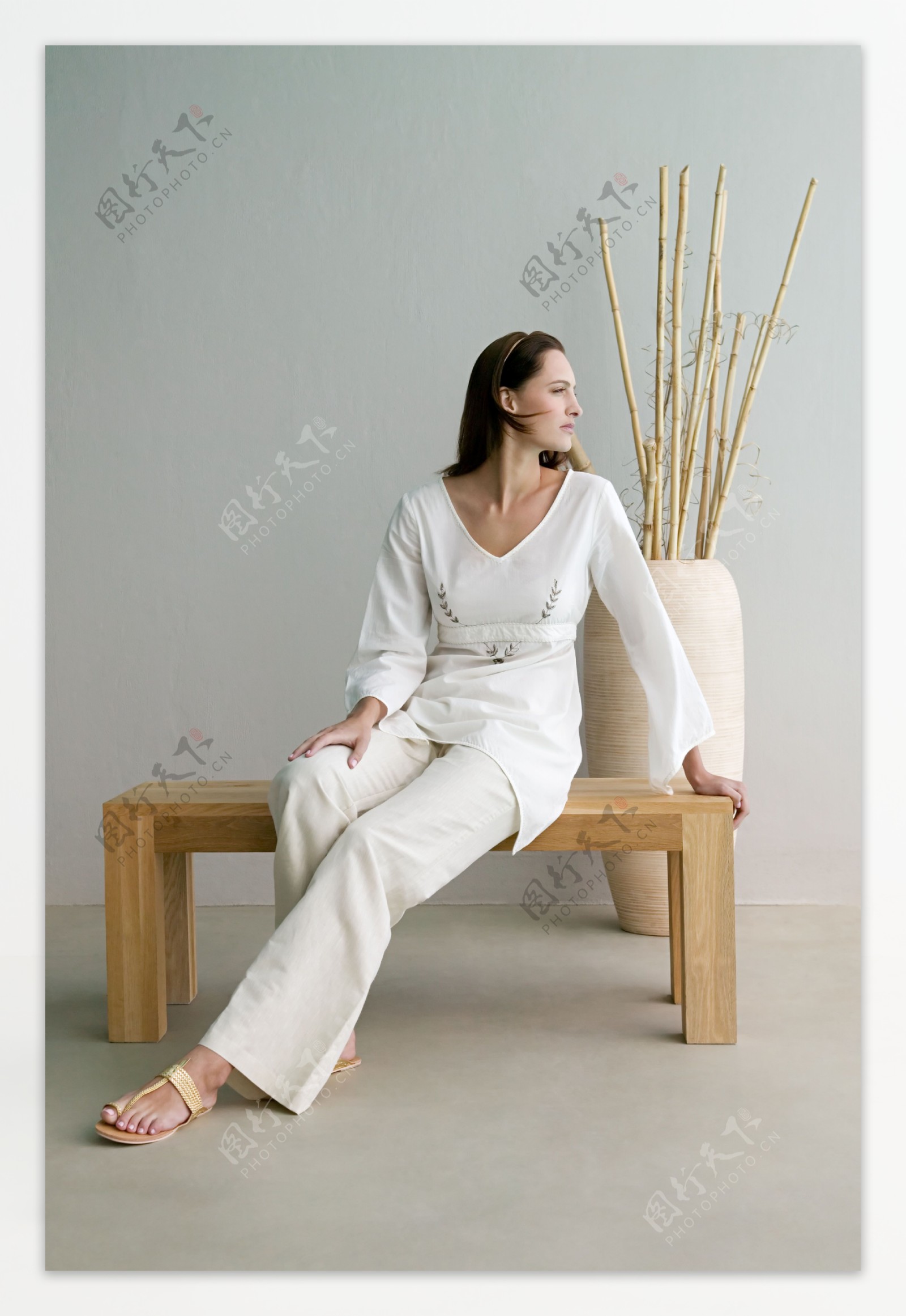 一个坐着的外国女人图片
