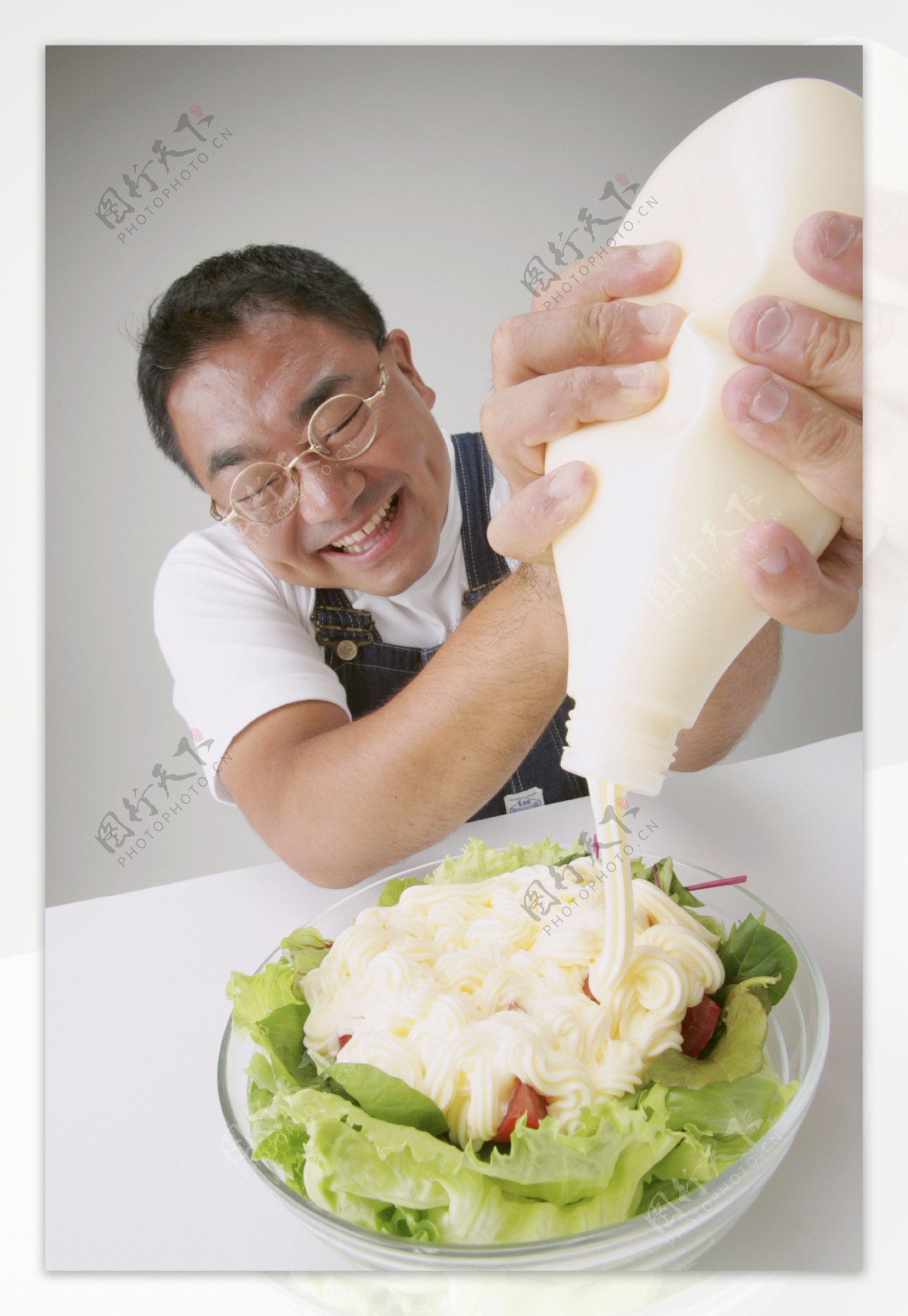 准备吃蔬菜沙拉的男人图片