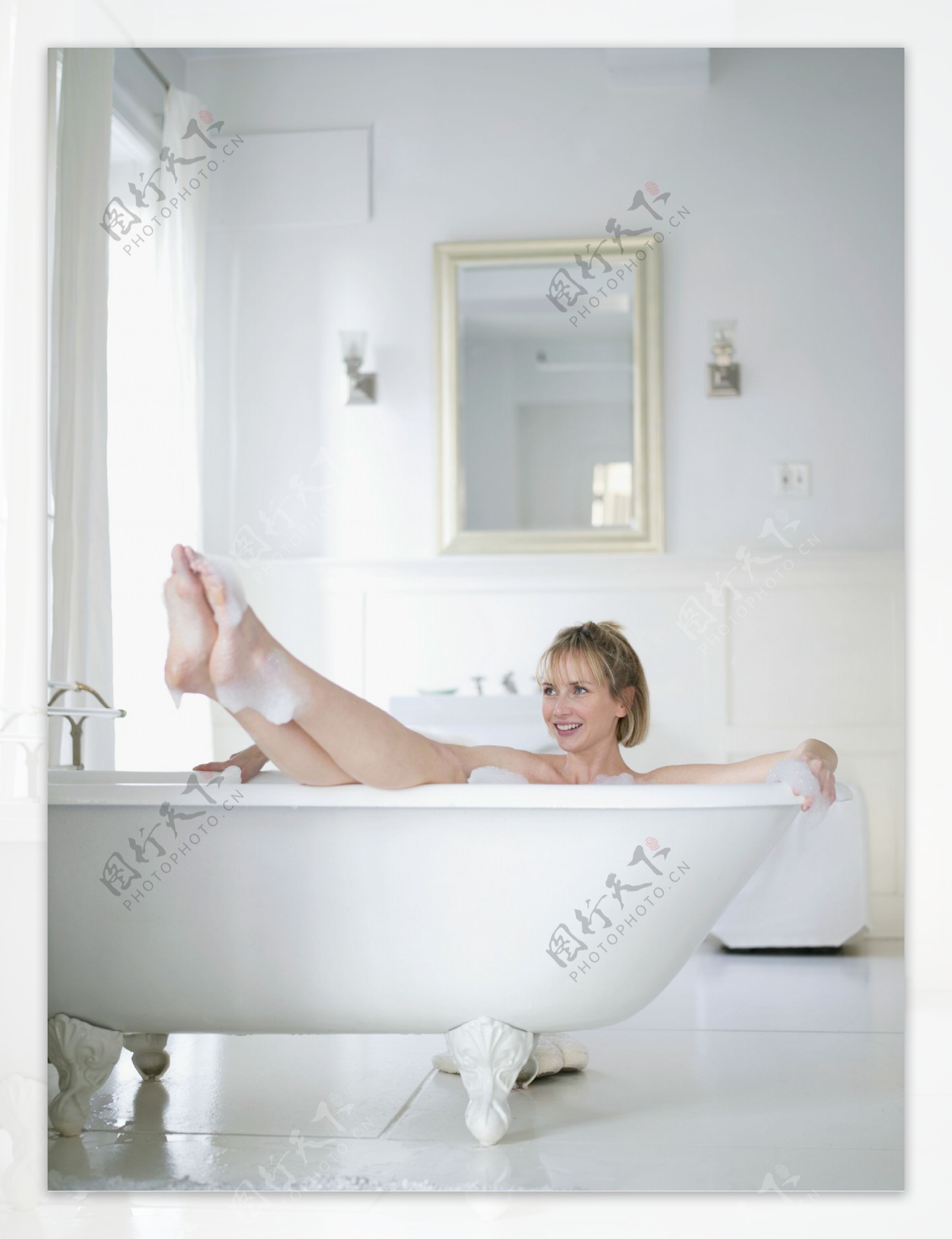 躺着浴缸里泡澡的外国女人图片