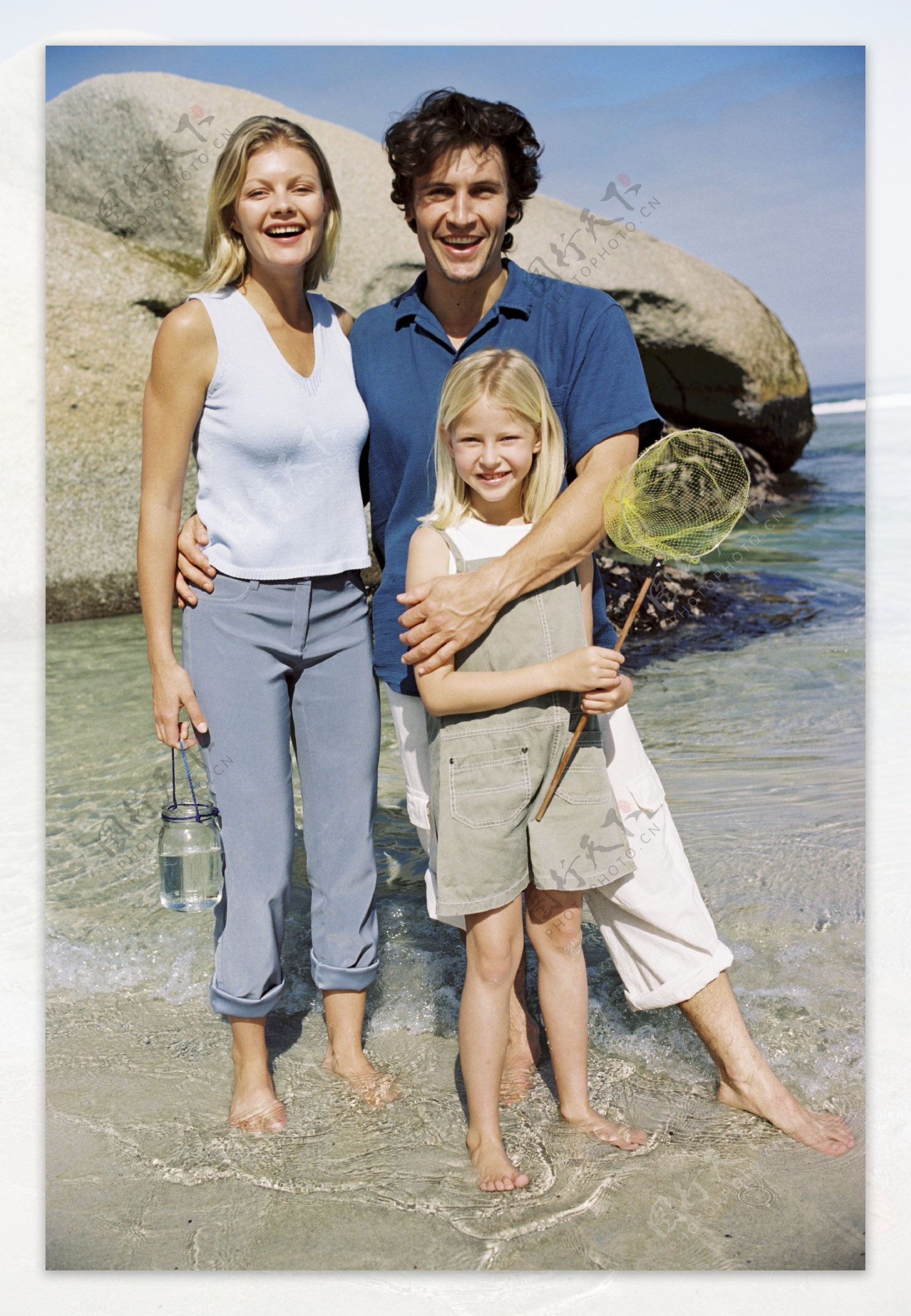 站在海水中的幸福家庭图片