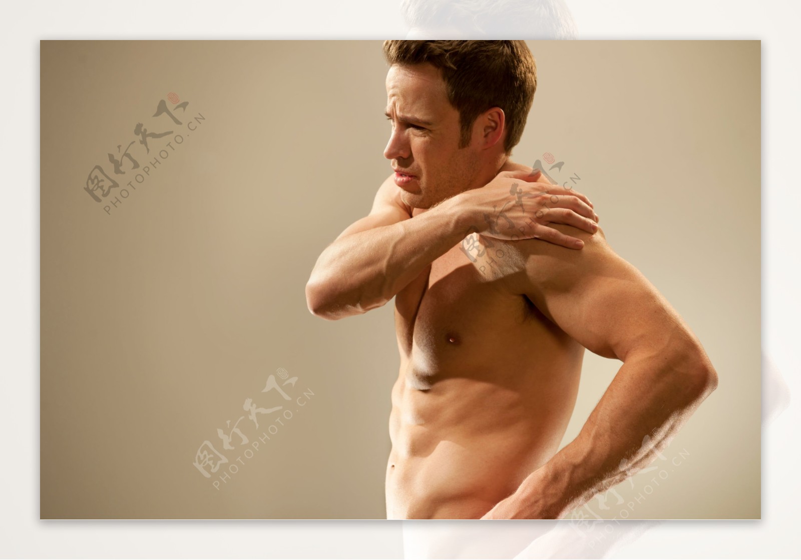 肩部疼痛的男人图片