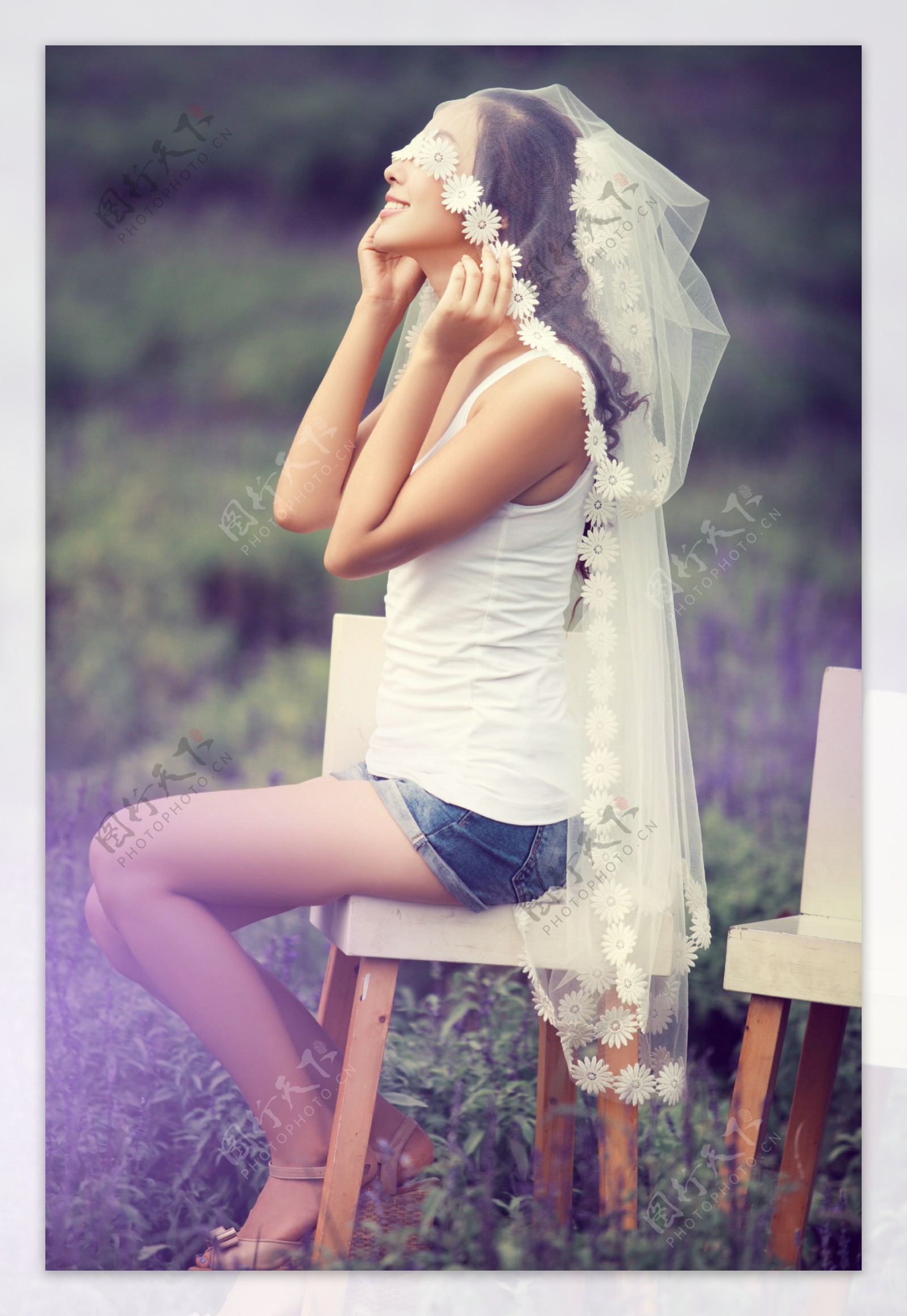 坐在椅子上的美女新娘图片