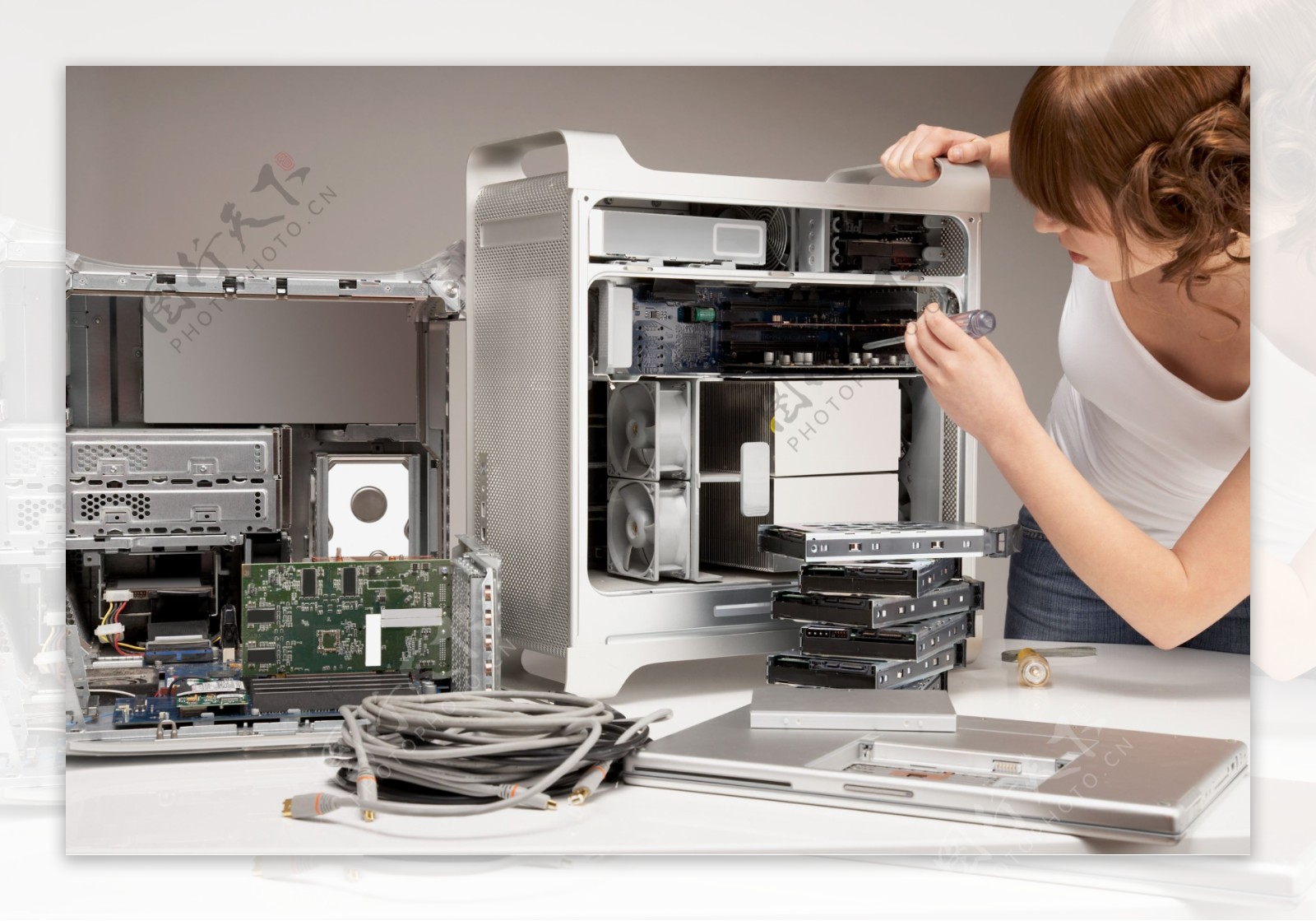 维修电脑的女人图片