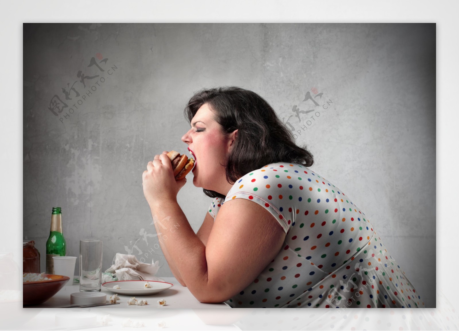 吃汉堡包的胖女人图片