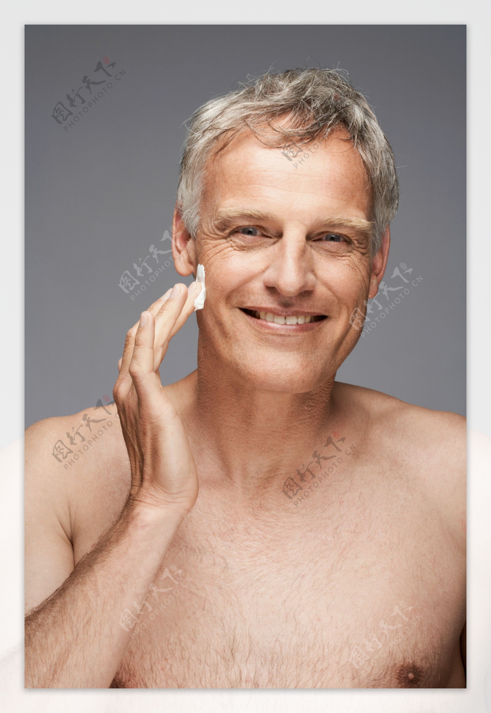 在抹护肤品的外国健康老人图片