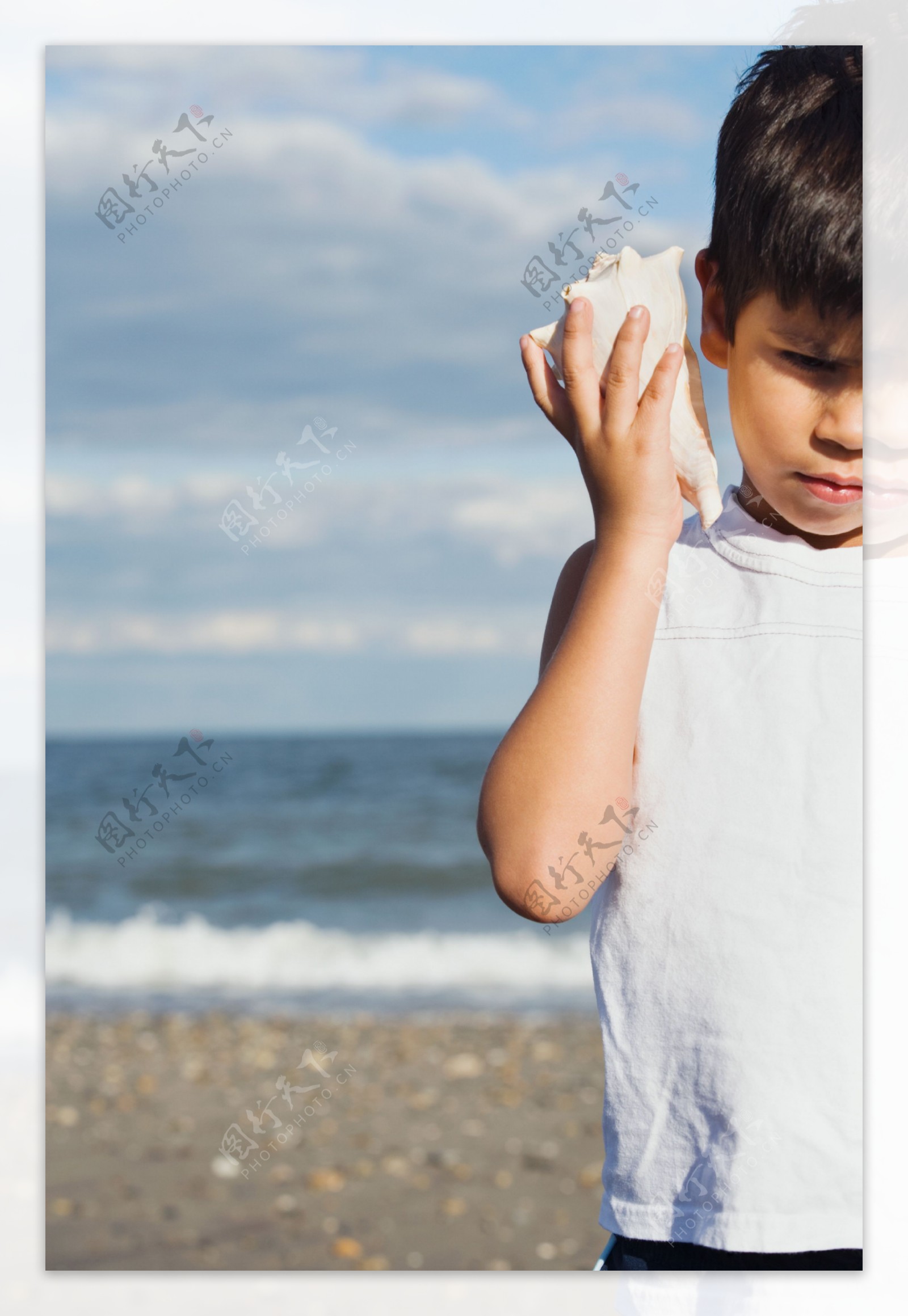 听海螺的外国小男孩图片
