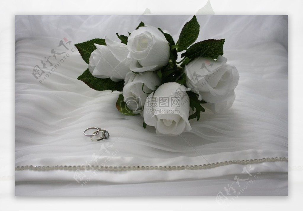 婚纱上的白玫瑰和对戒