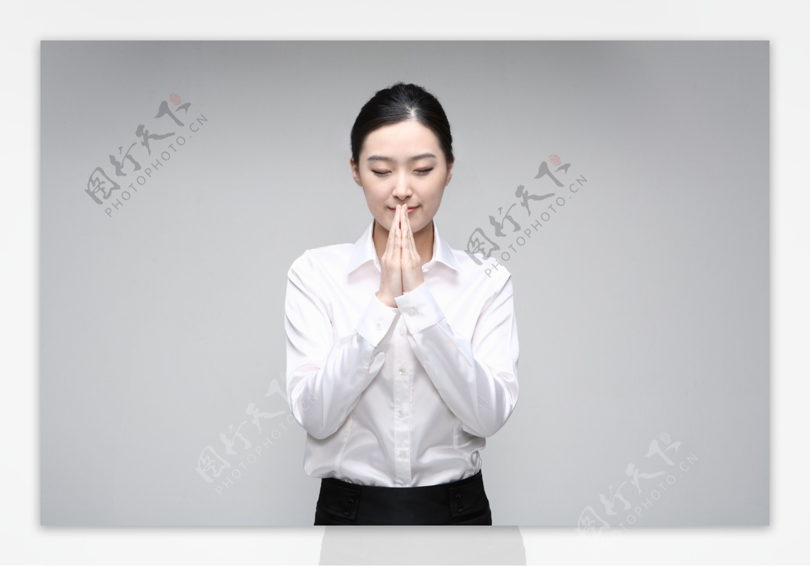正在祈祷祝福的商务美女图片