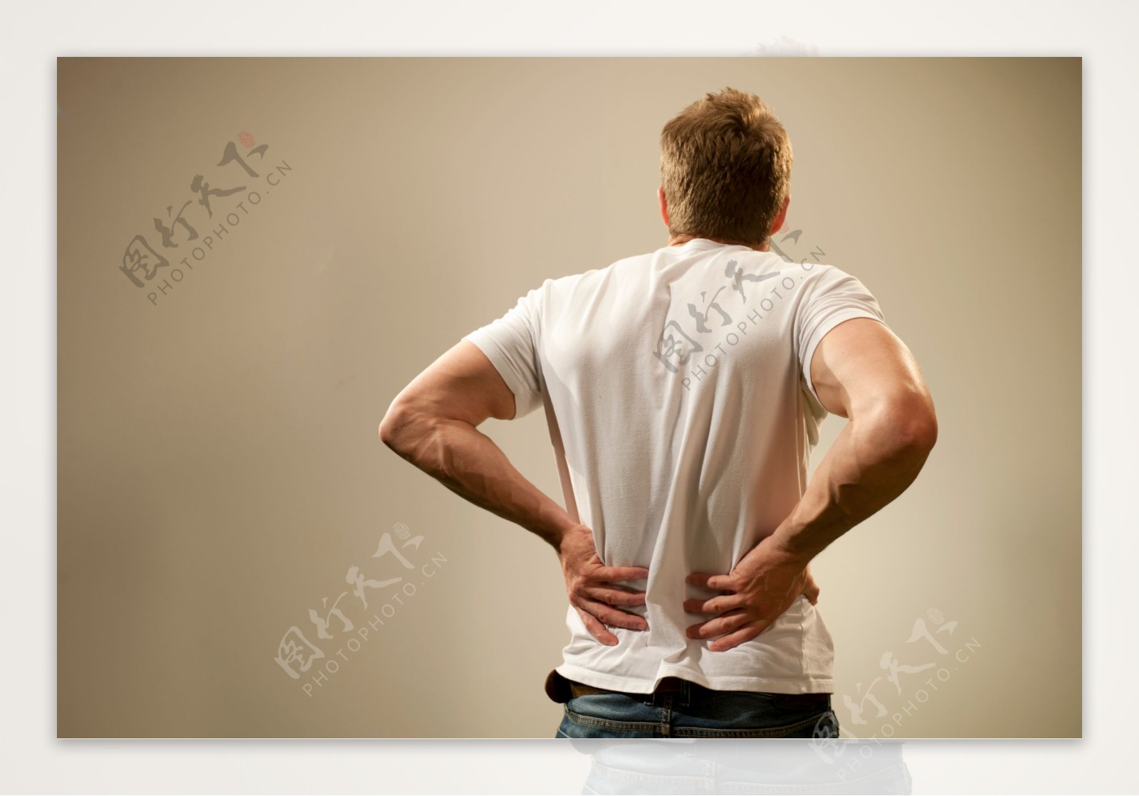 腰部酸痛的男人图片