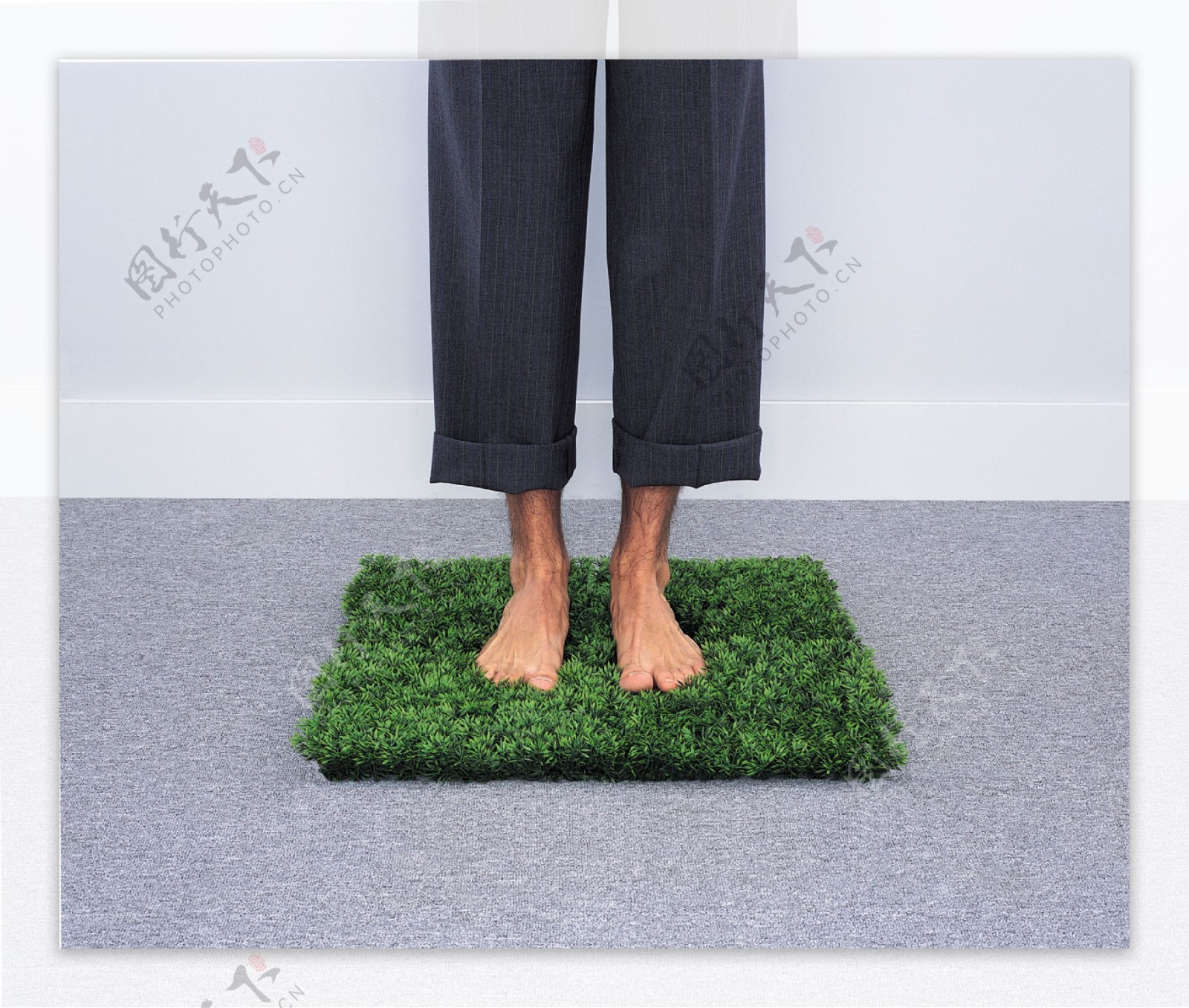 踩在草地上的双脚图片