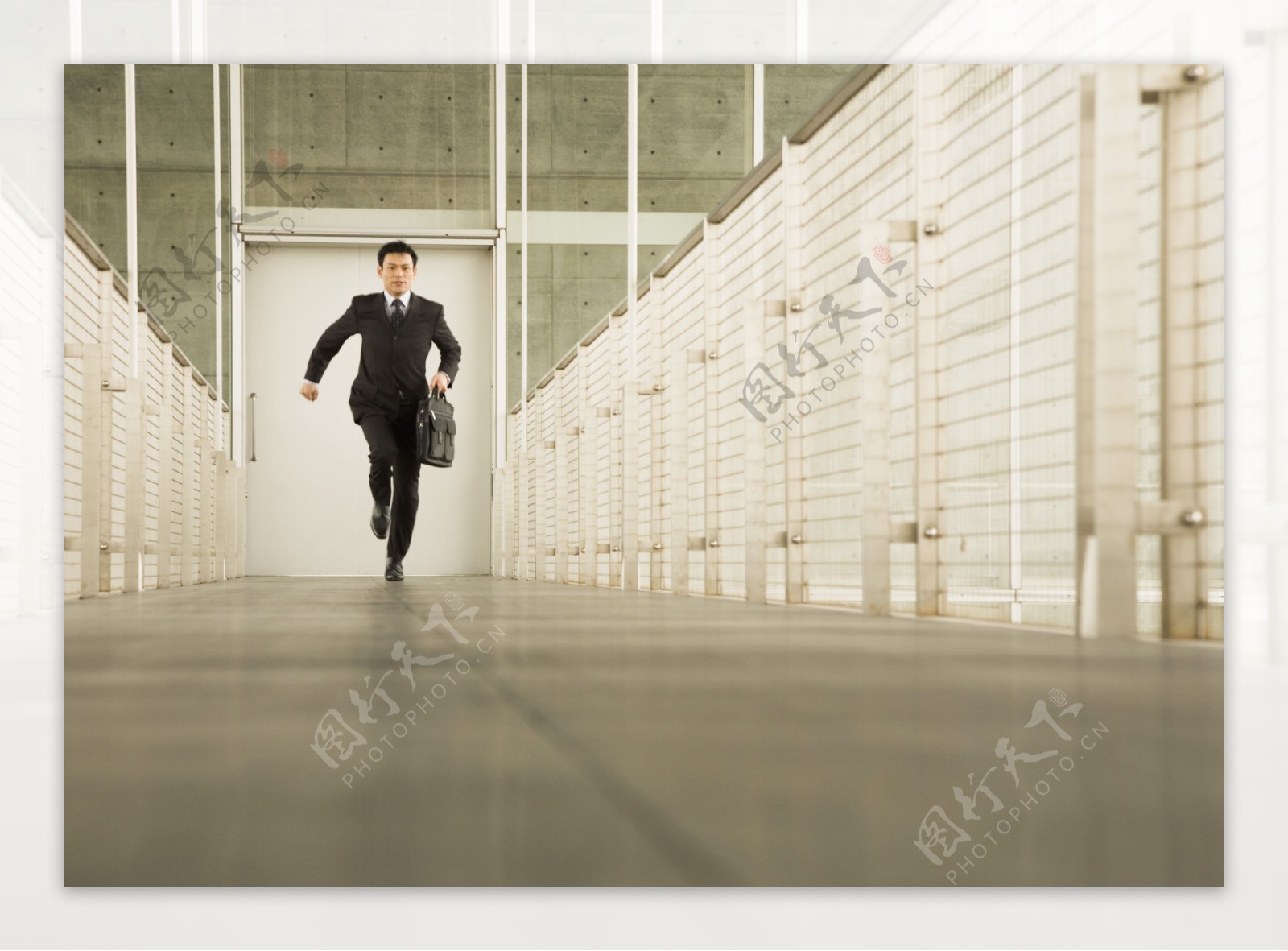 跑步的商务男人图片