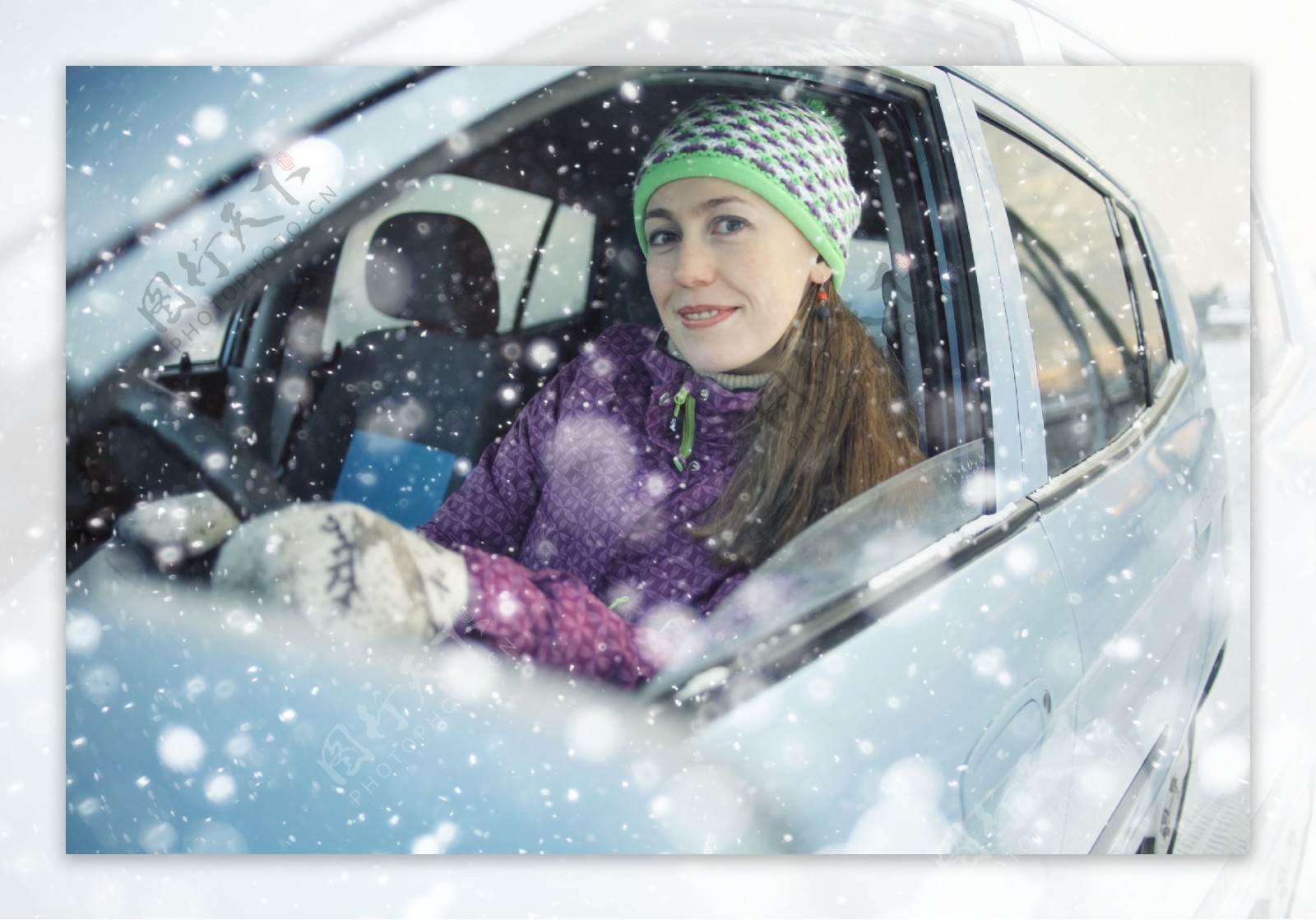 下雪天开车的女人图片