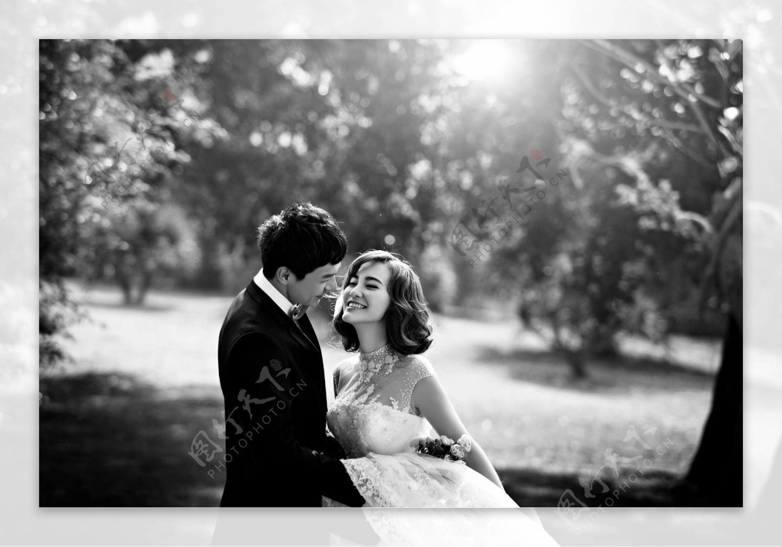 幸福的情侣黑白婚纱照图片