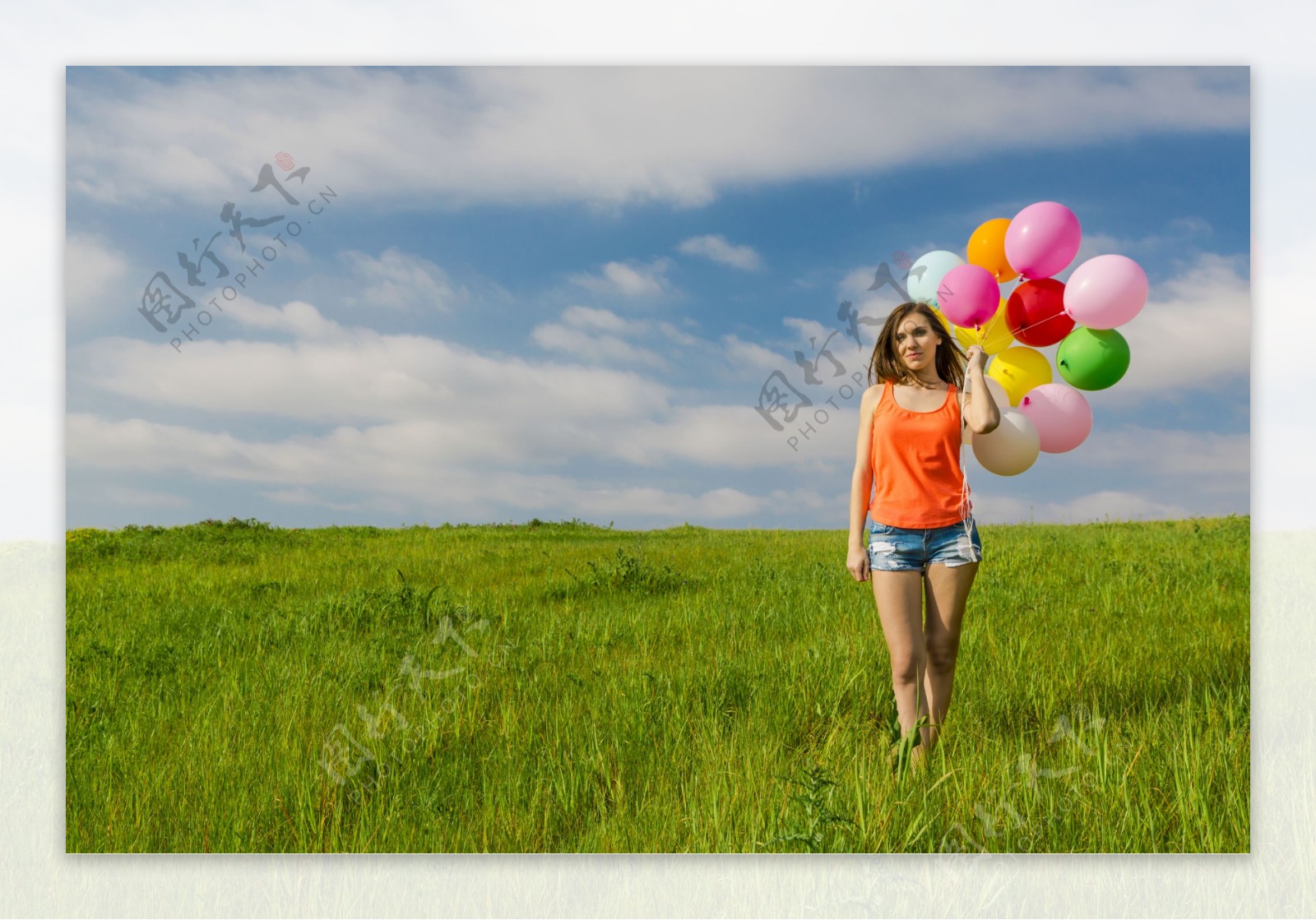 草地上拿气球的美女图片