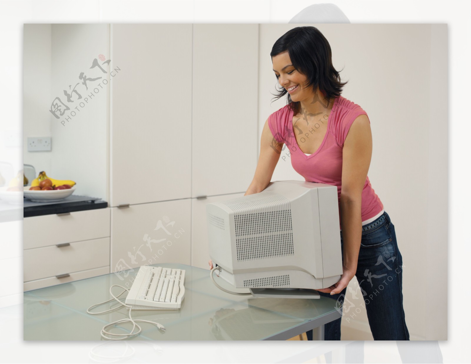 女人搬电脑图片