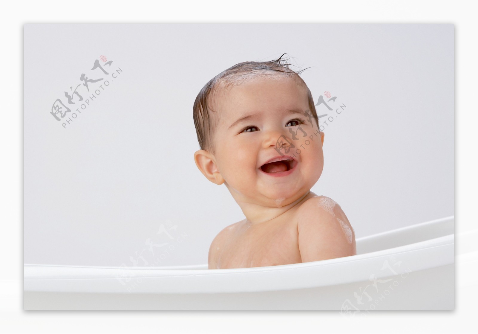洗澡的孩子图片