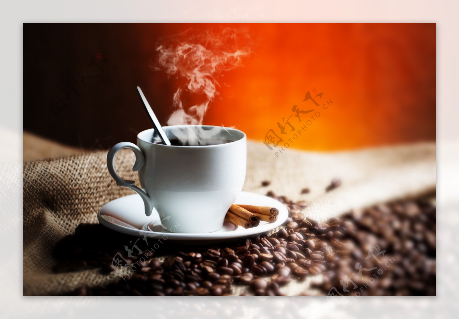 一杯热咖啡和咖啡豆图片