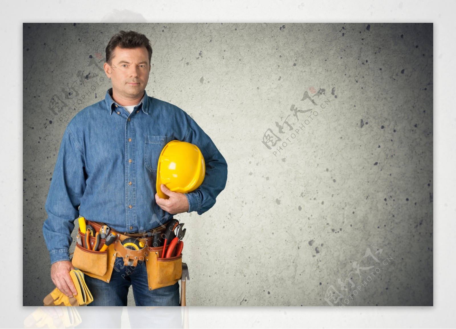 腰配工具的建筑工人图片