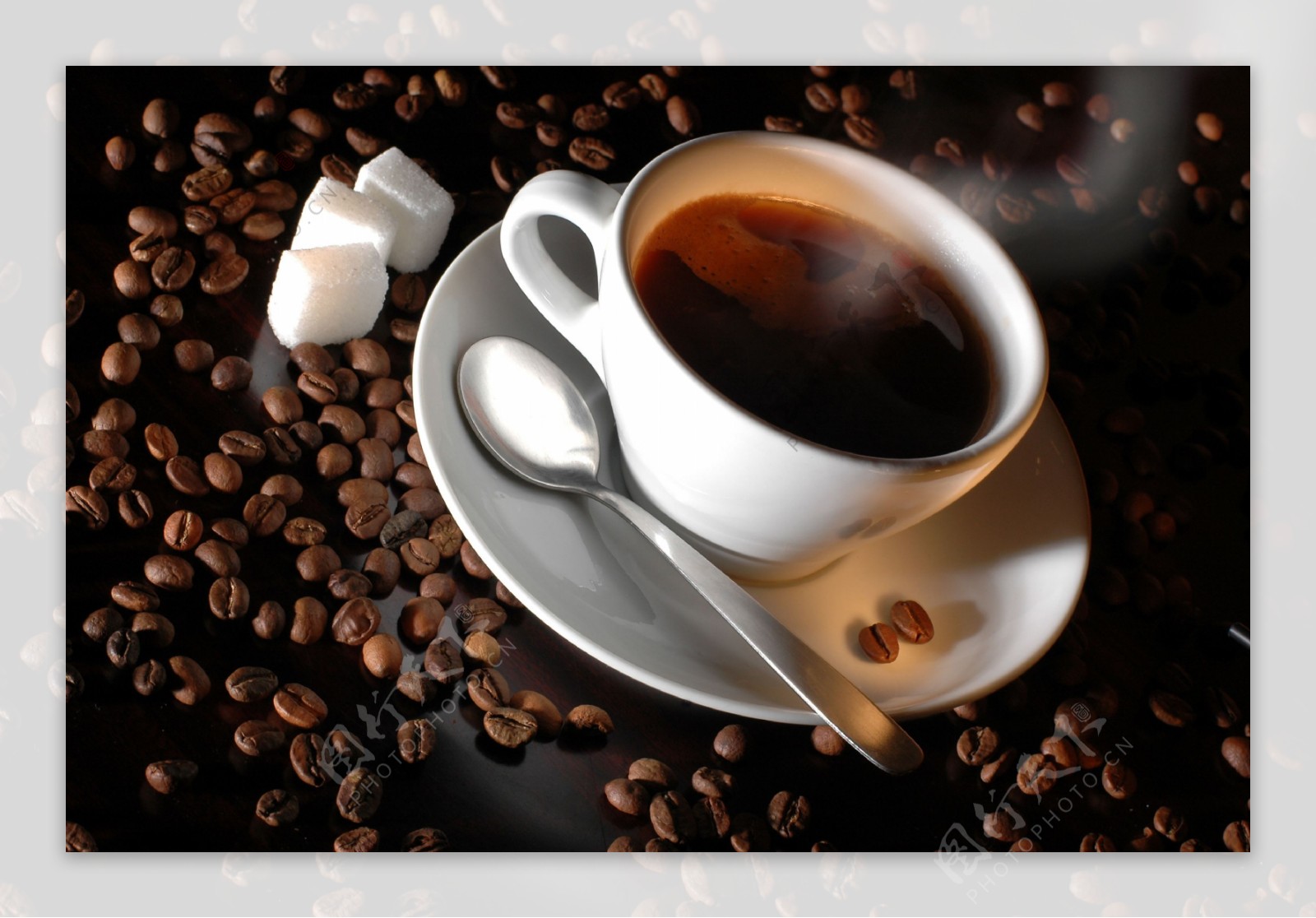 咖啡方糖和咖啡豆图片