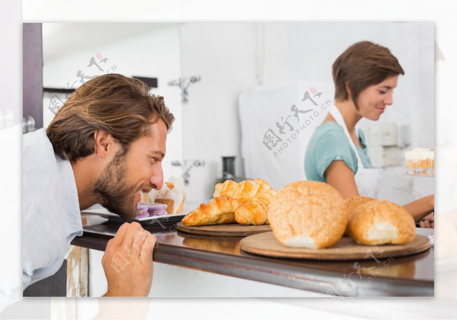 厨房制作面包的夫妻图片
