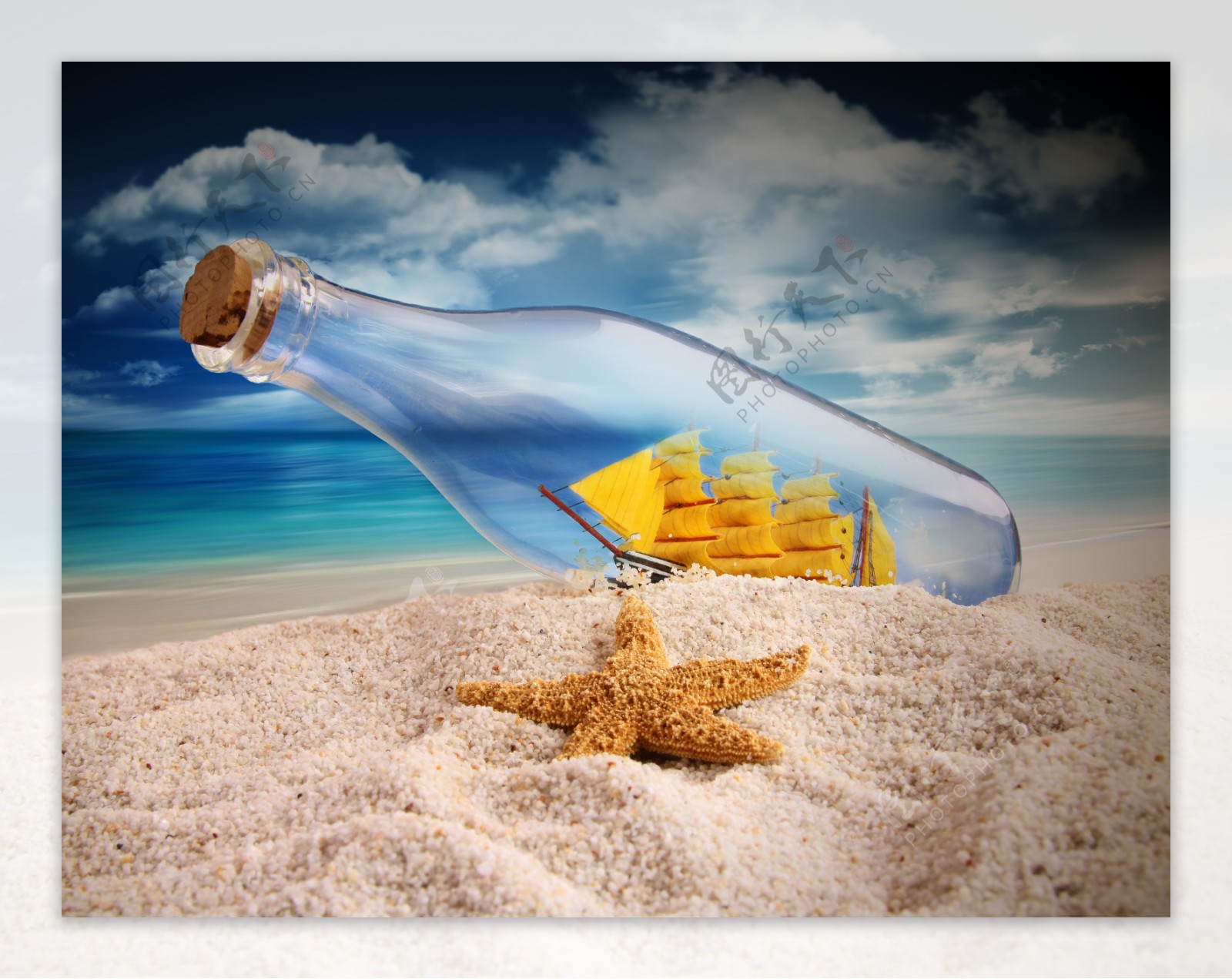 沙子上的幸运瓶和海星图片